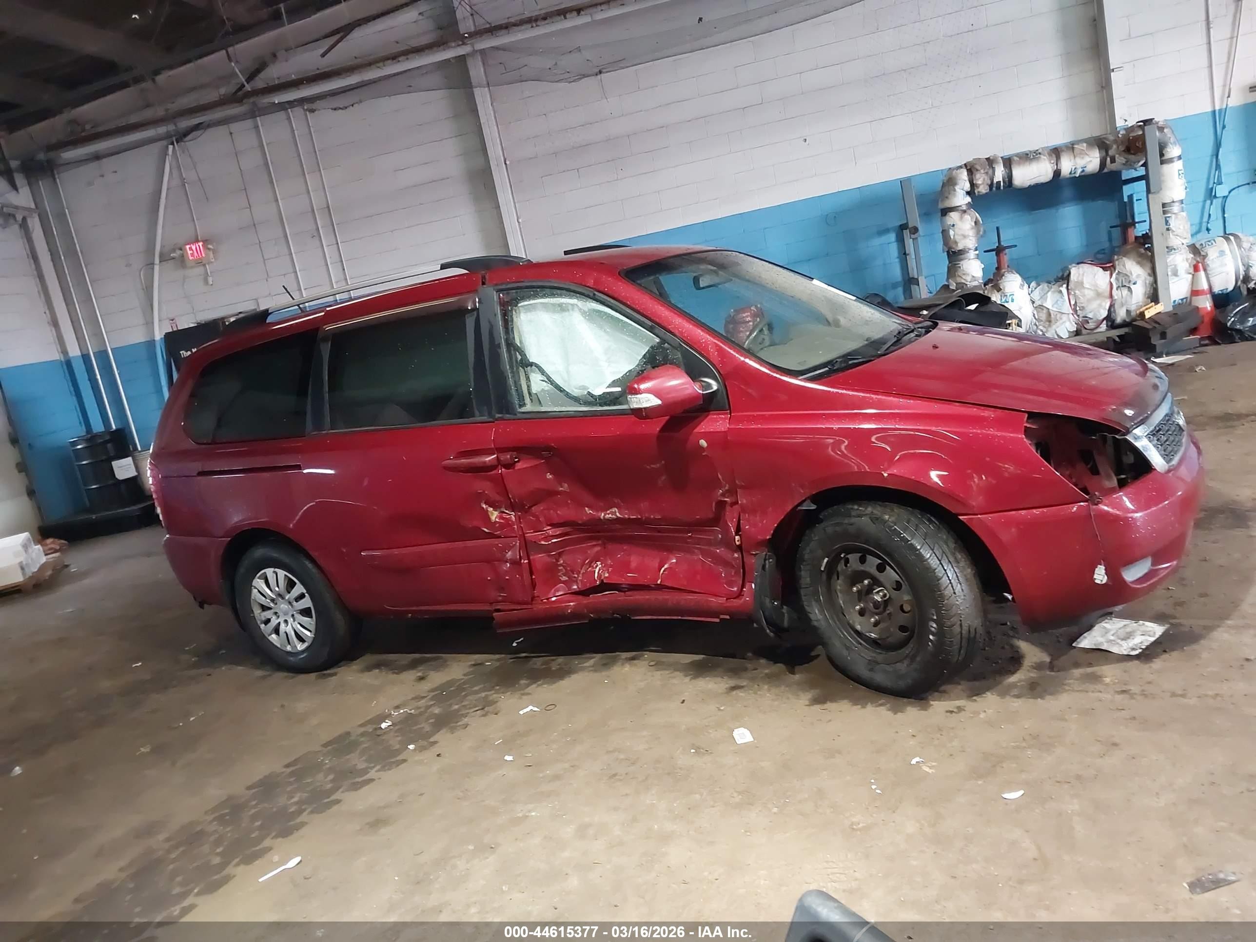 2011 Kia Sedona Lx Red vin: KNDMG4C72B6368595