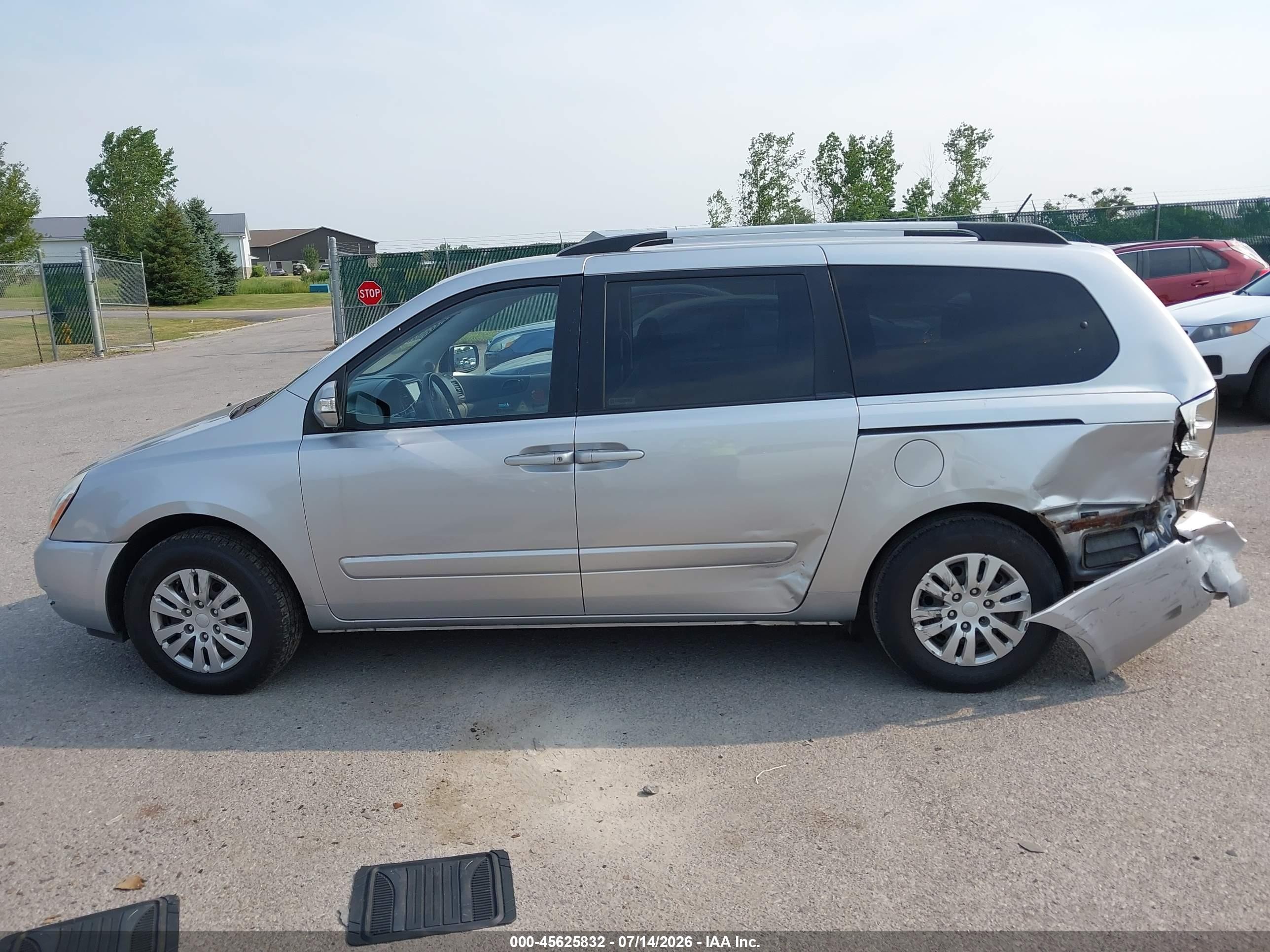 2011 Kia Sedona Lx Silver vin: KNDMG4C72B6406665