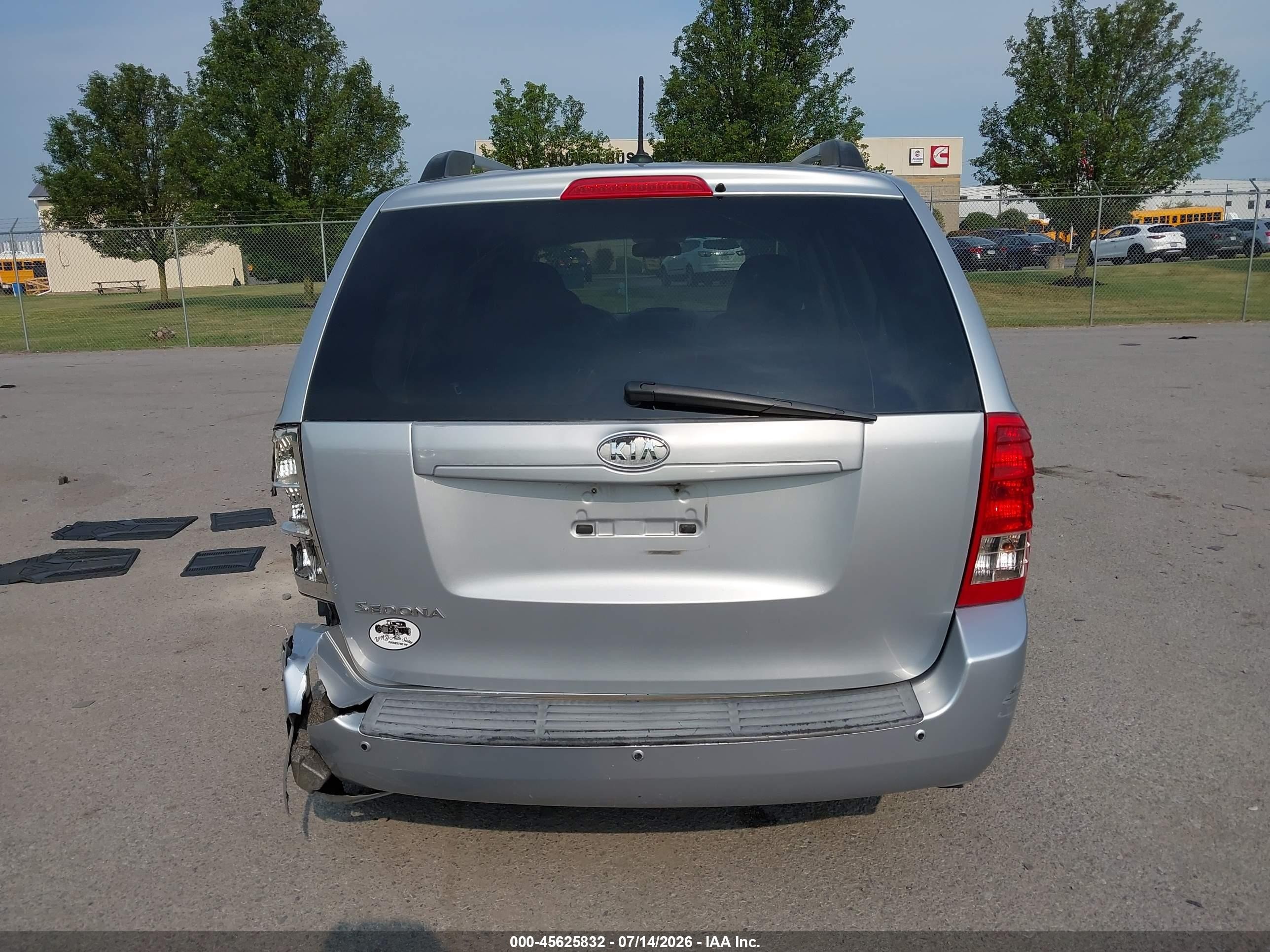 2011 Kia Sedona Lx Silver vin: KNDMG4C72B6406665