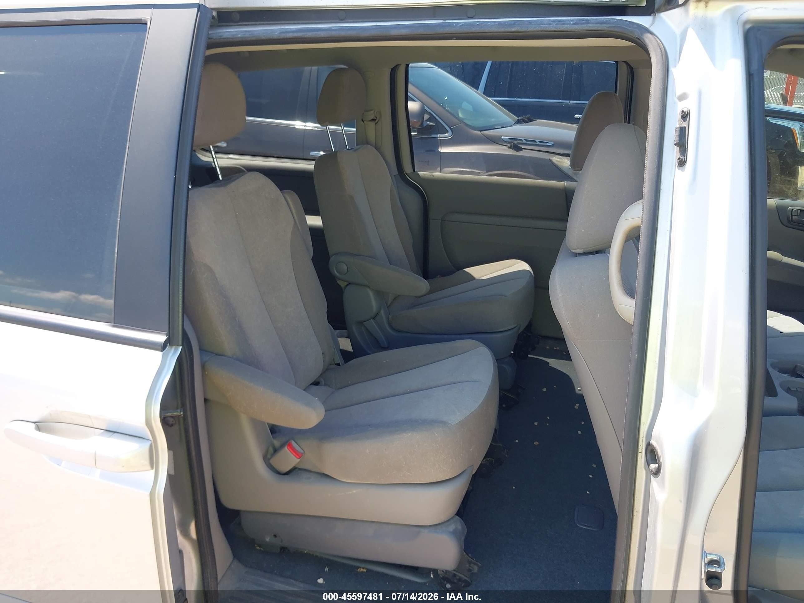 2012 Kia Sedona Lx Silver vin: KNDMG4C72C6491704