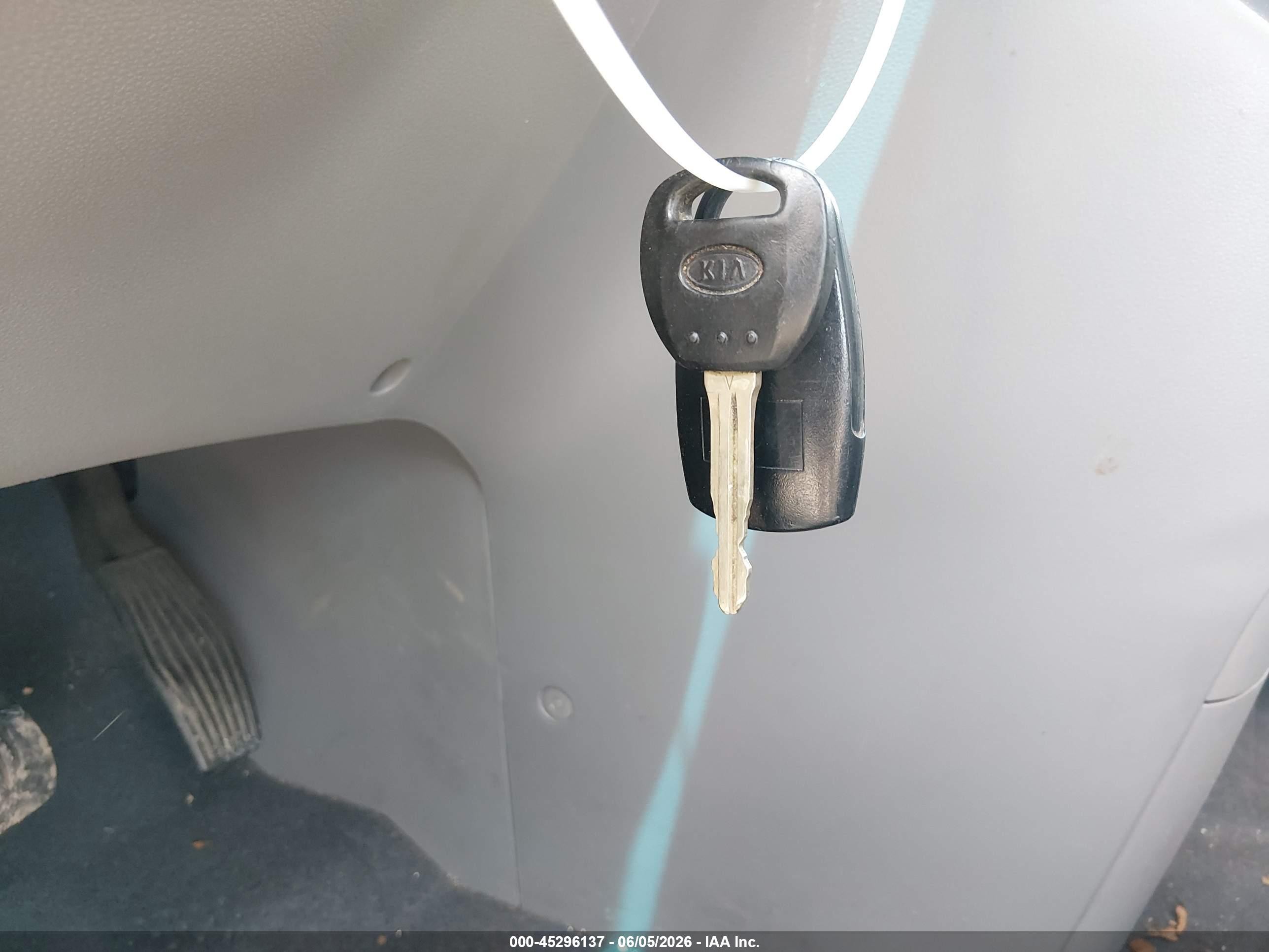 2011 Kia Sedona Lx Silver vin: KNDMG4C73B6381940