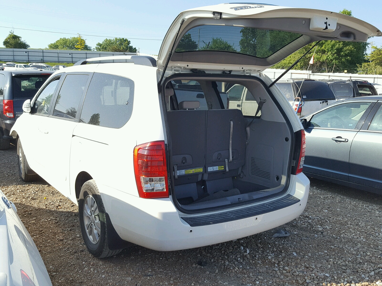 2012 Kia Sedona Lx White vin: KNDMG4C73C6443340