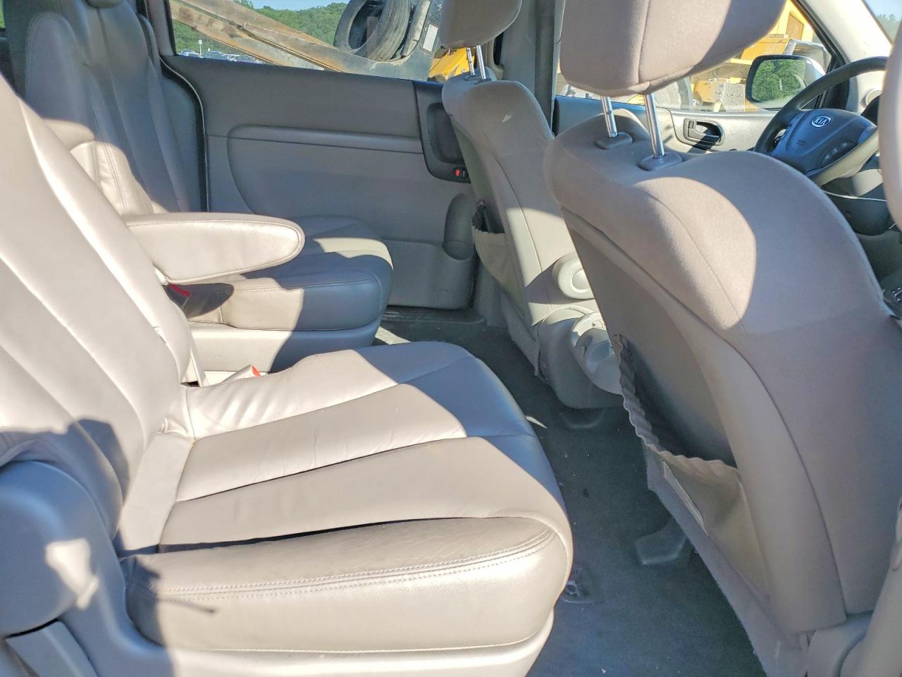 2012 Kia Sedona Lx White vin: KNDMG4C75C6440584
