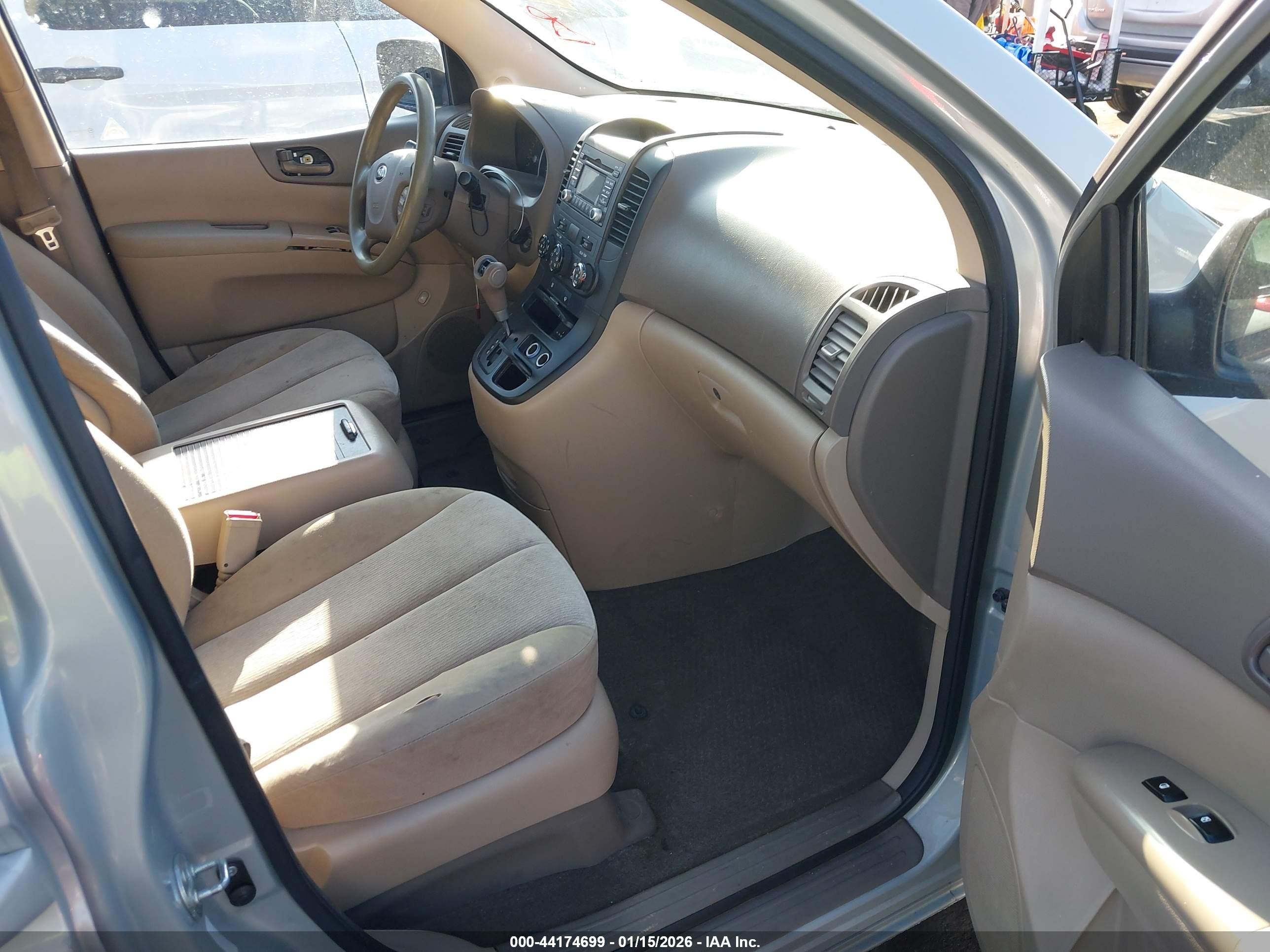 2014 Kia Sedona Lx Silver vin: KNDMG4C75E6543409