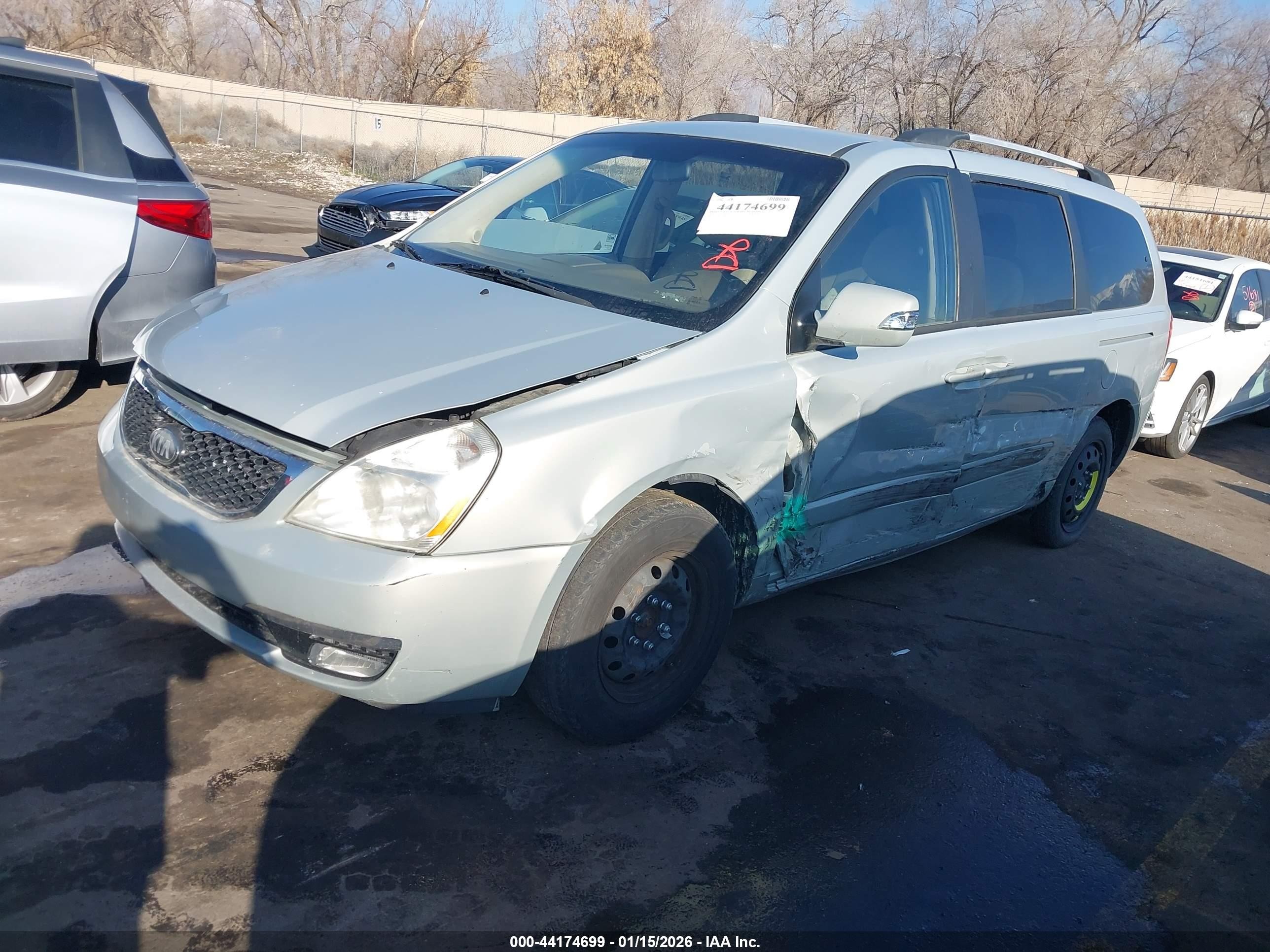 2014 Kia Sedona Lx Silver vin: KNDMG4C75E6543409