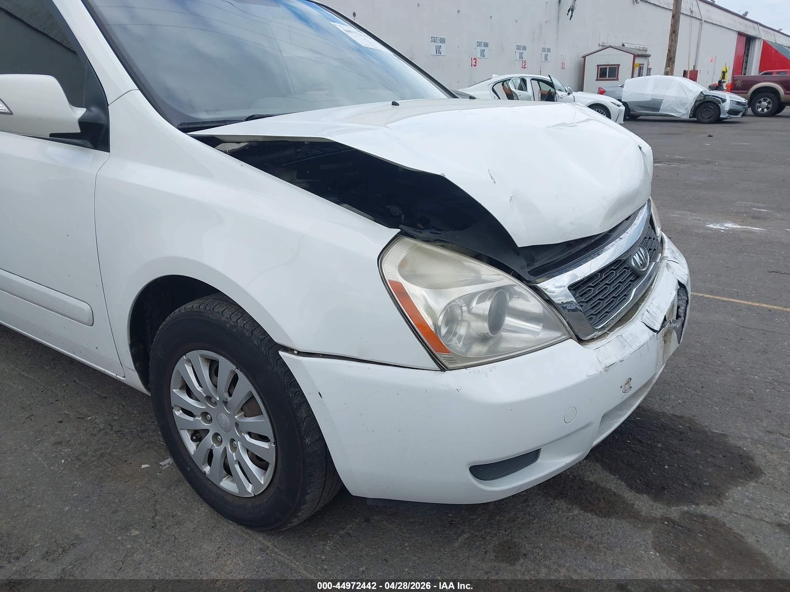 2011 Kia Sedona Lx White vin: KNDMG4C76B6366154