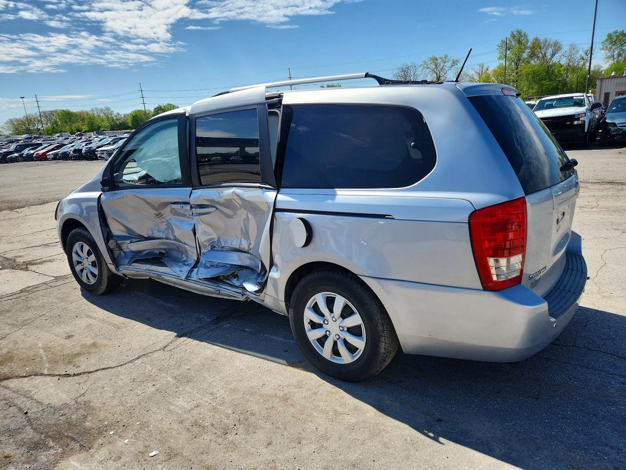 2011 Kia Sedona Lx Silver vin: KNDMG4C76B6370057