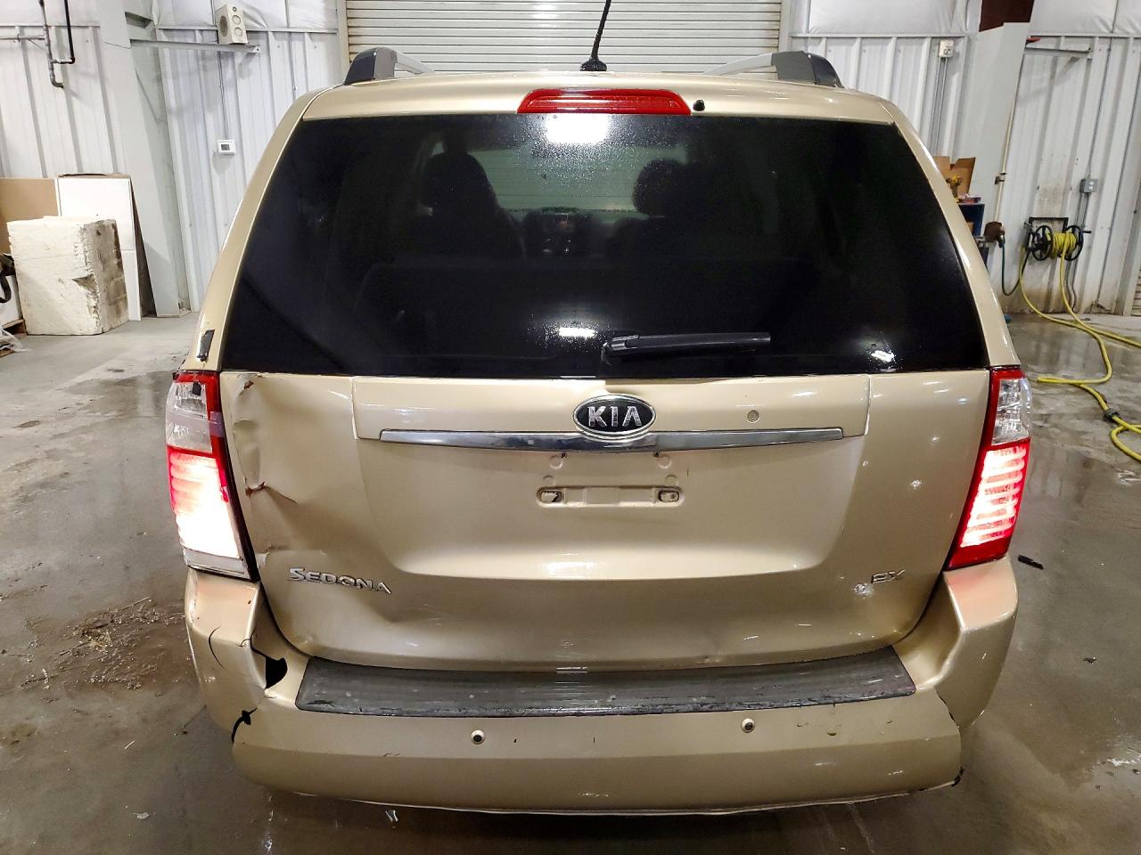 2011 Kia Sedona Lx Tan vin: KNDMG4C76B6409178