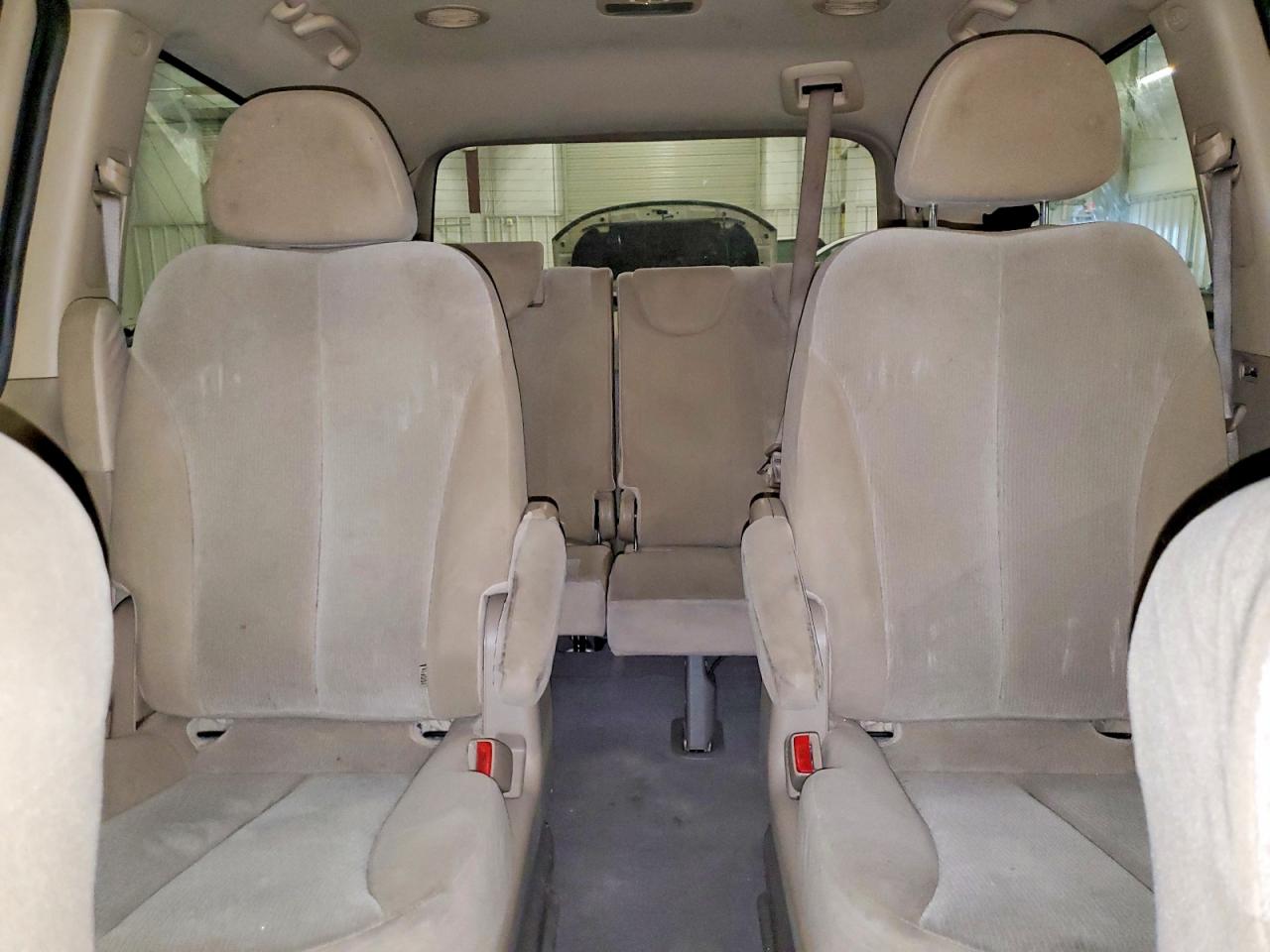 2011 Kia Sedona Lx Tan vin: KNDMG4C76B6409178