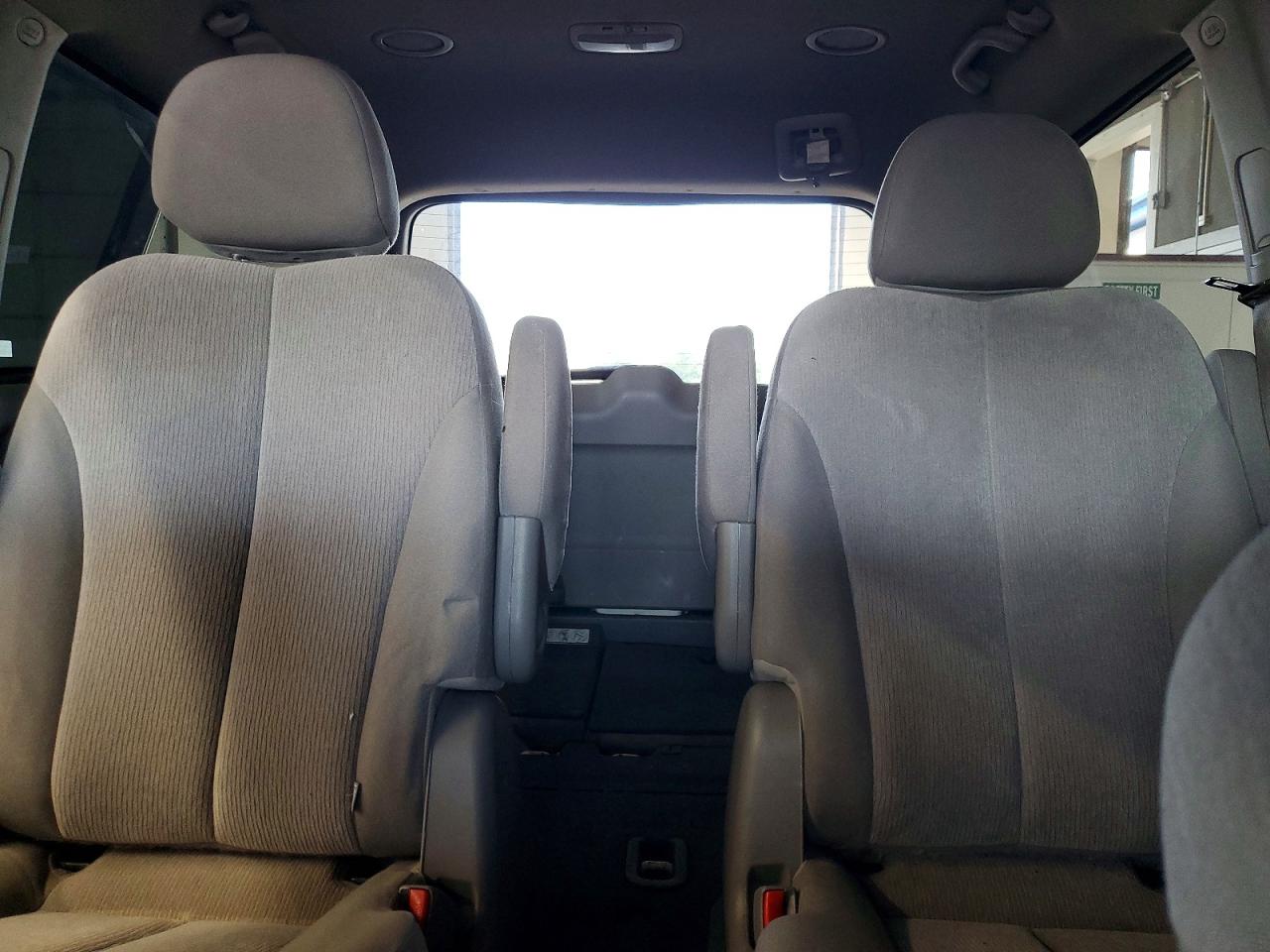 2012 Kia Sedona Lx White vin: KNDMG4C77C6441574
