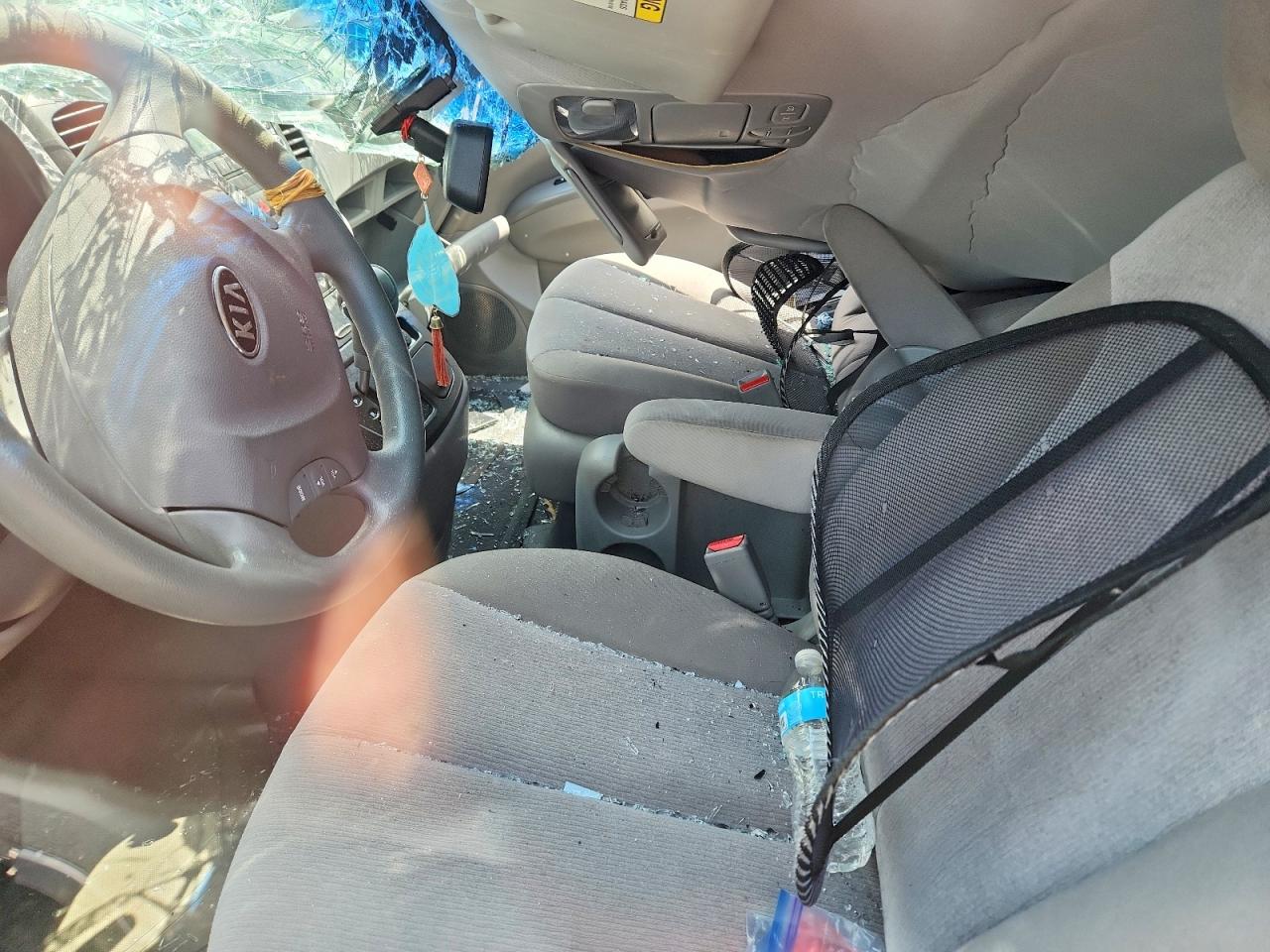 2011 Kia Sedona Lx Silver vin: KNDMG4C79B6387922