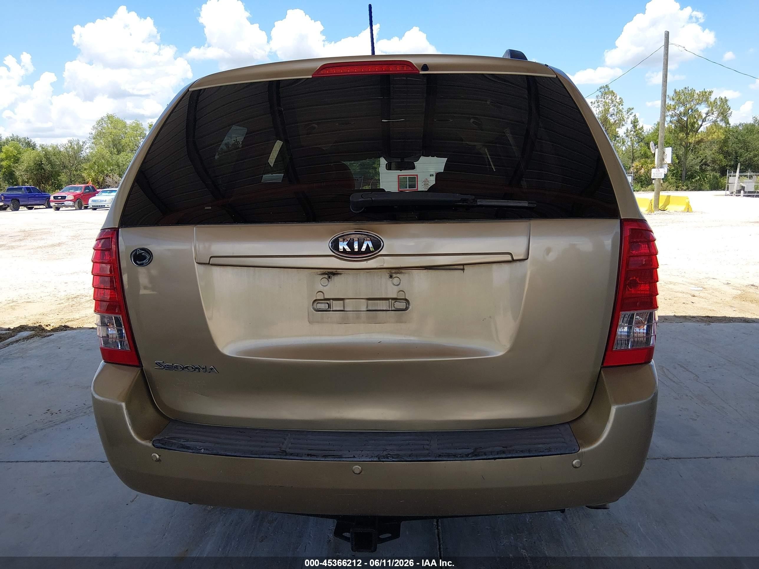 2011 Kia Sedona Lx Champagne vin: KNDMG4C79B6405044