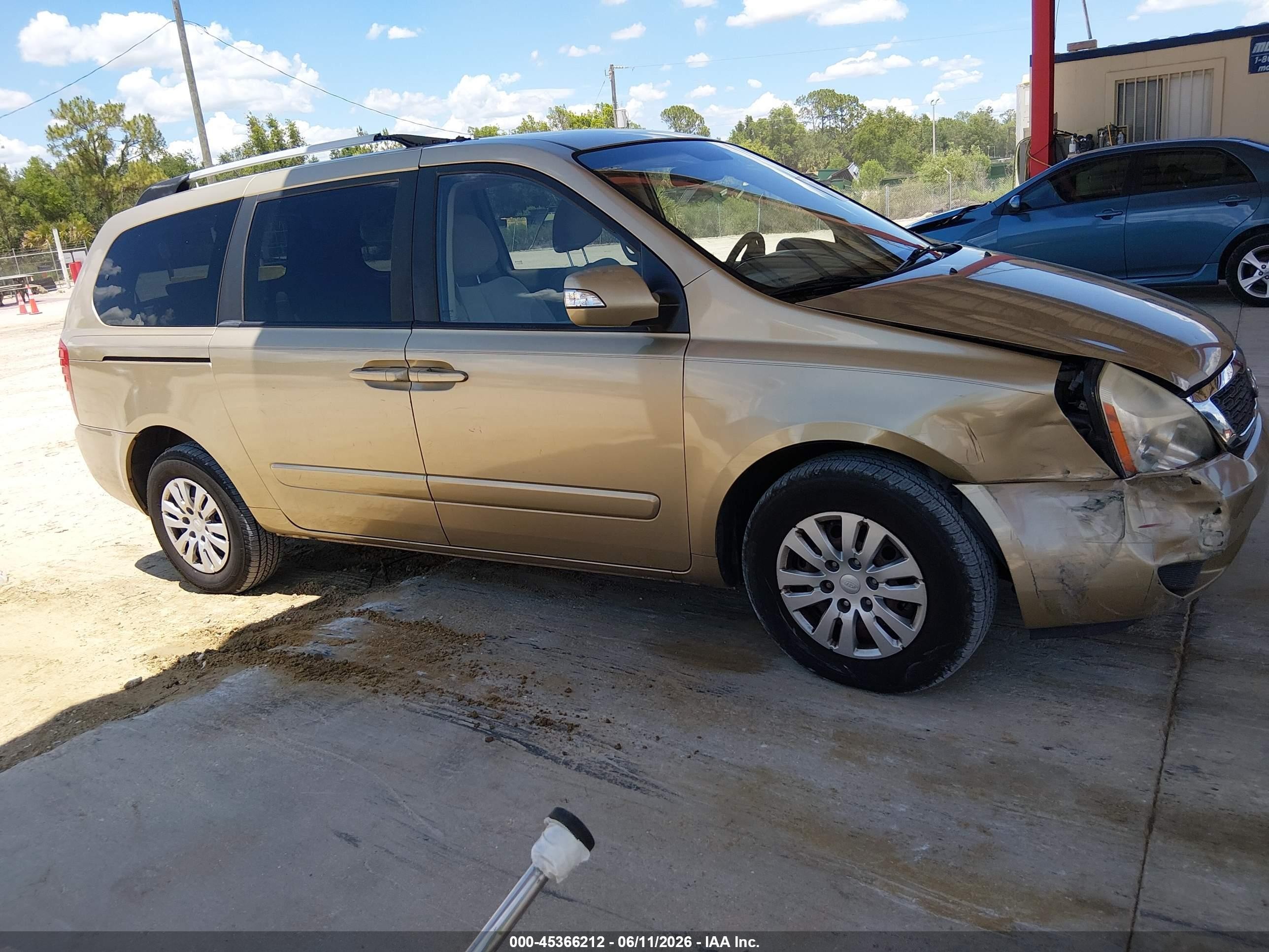 2011 Kia Sedona Lx Champagne vin: KNDMG4C79B6405044
