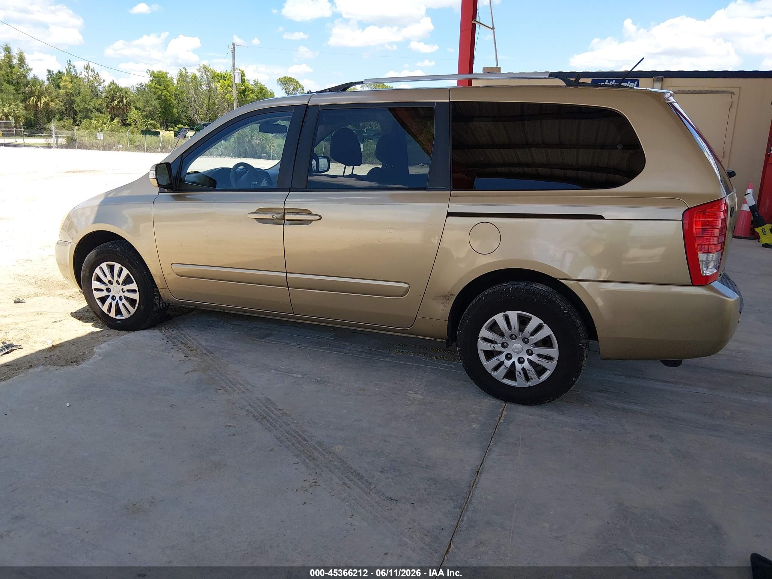 2011 Kia Sedona Lx Champagne vin: KNDMG4C79B6405044