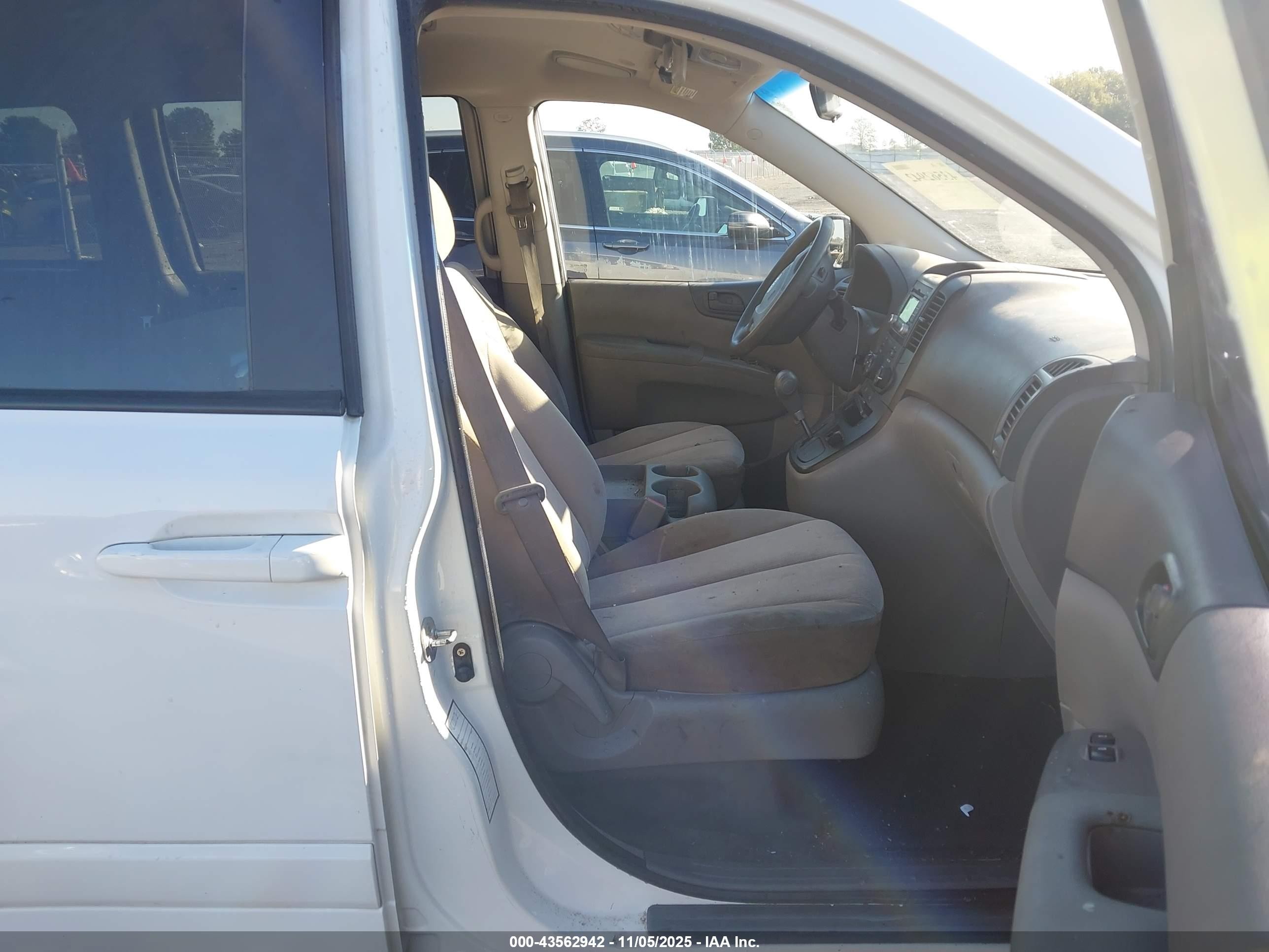 2012 Kia Sedona Lx White vin: KNDMG4C79C6417261