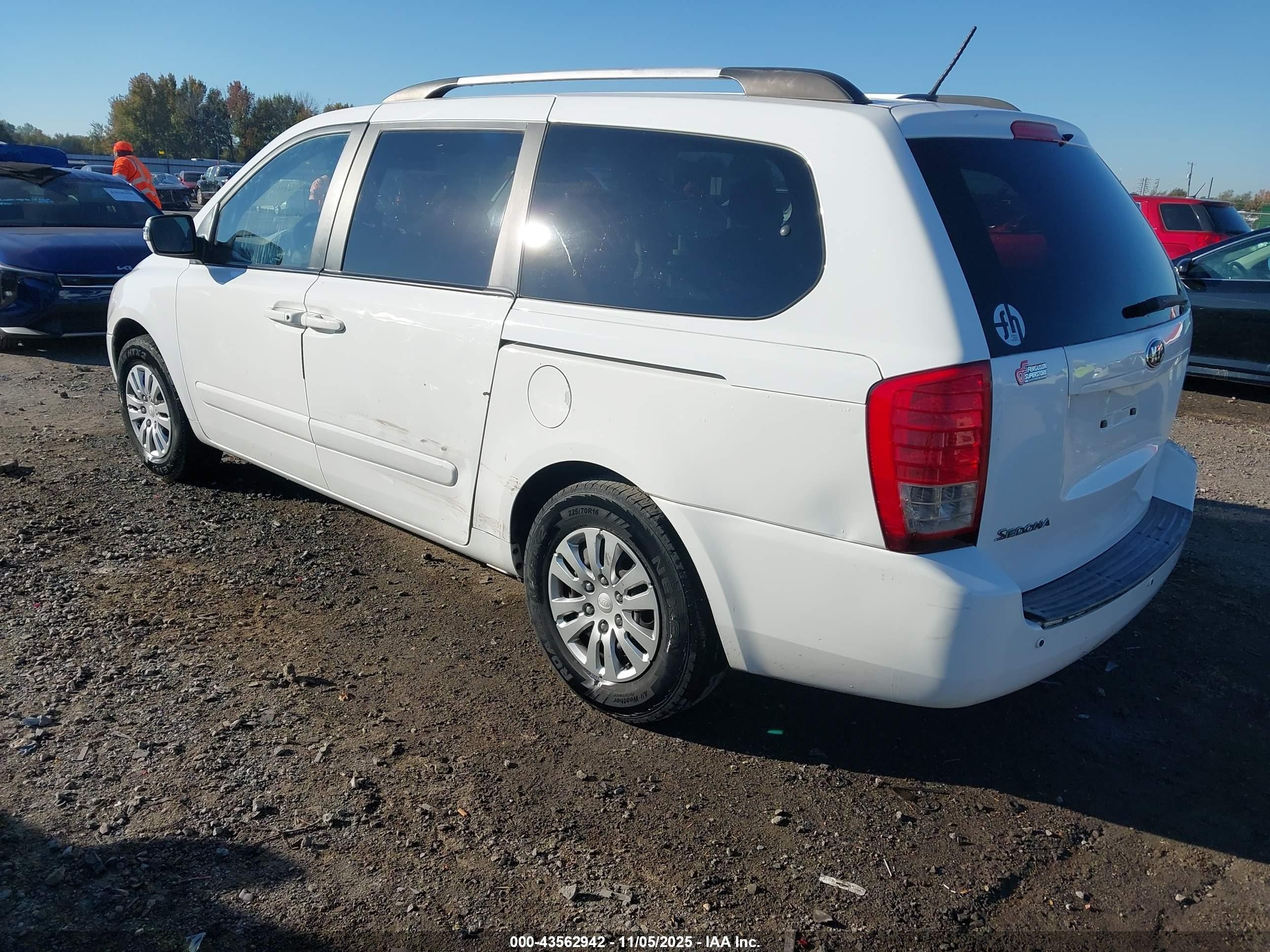 2012 Kia Sedona Lx White vin: KNDMG4C79C6417261