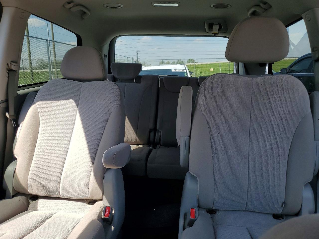 2011 Kia Sedona Lx Silver vin: KNDMG4C7XB6370109