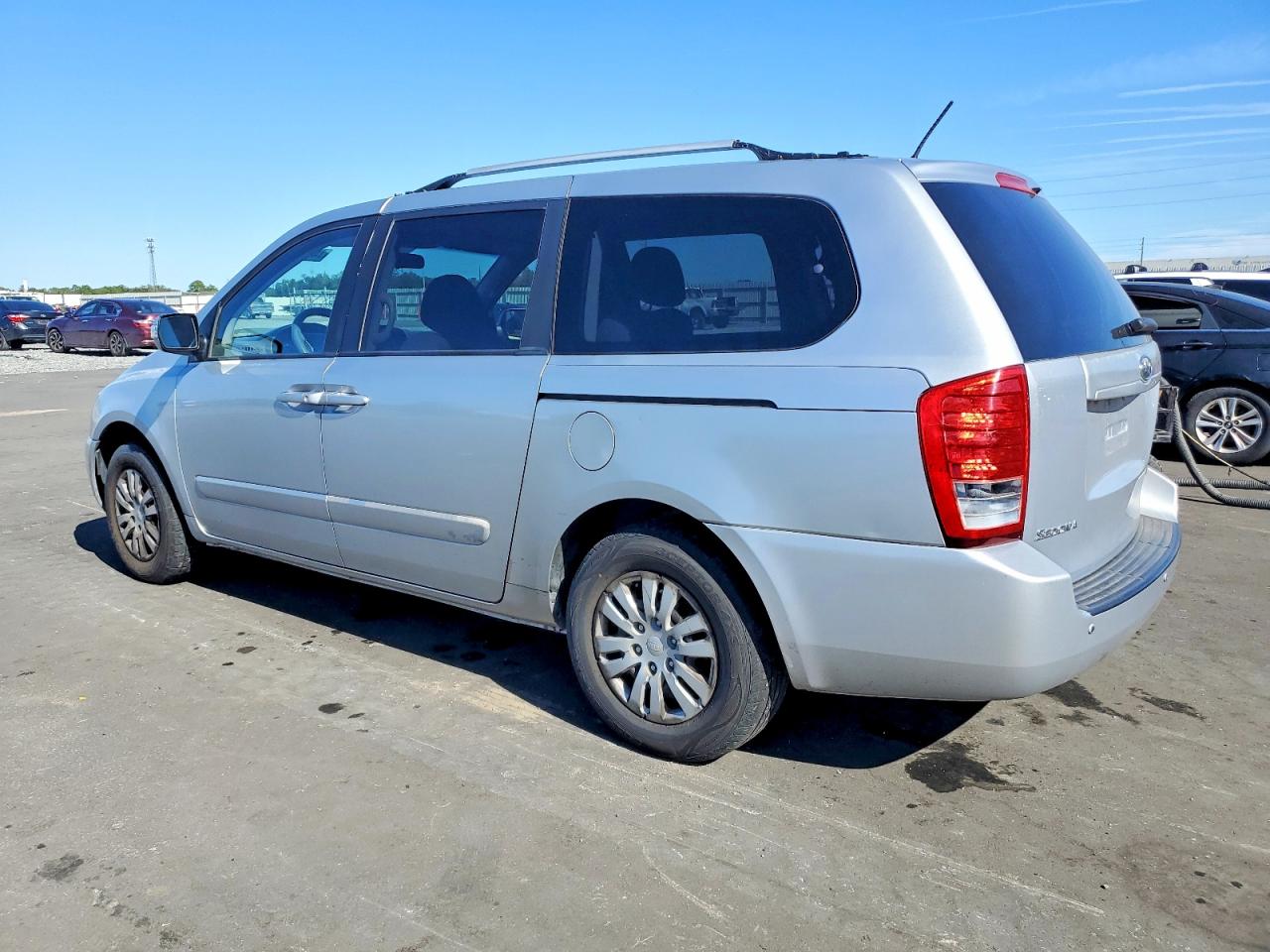 2011 Kia Sedona Lx Серебряный vin: KNDMG4C7XB6375181