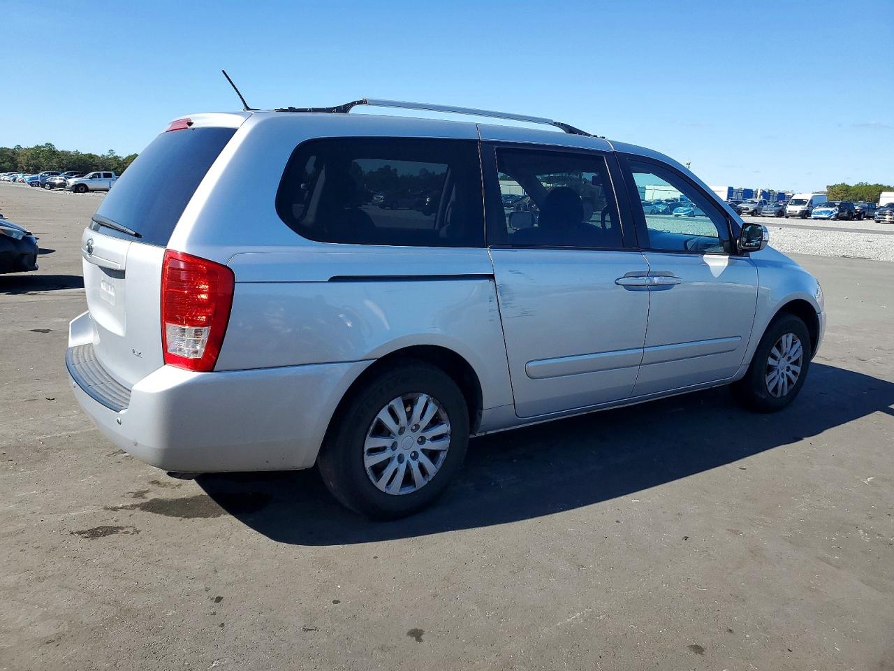 2011 Kia Sedona Lx Серебряный vin: KNDMG4C7XB6375181