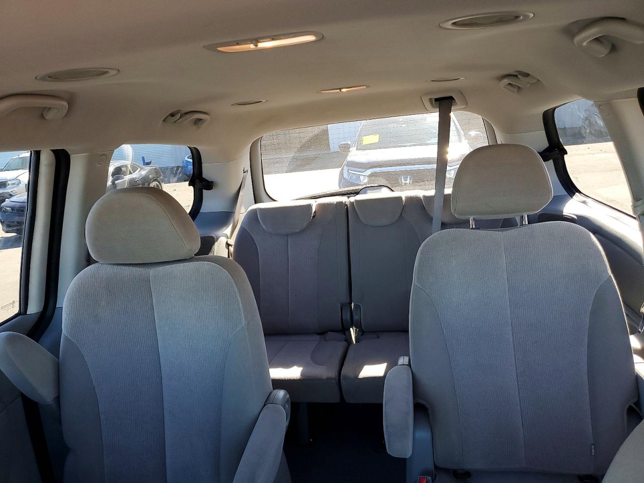 2011 Kia Sedona Lx Серебряный vin: KNDMG4C7XB6375181