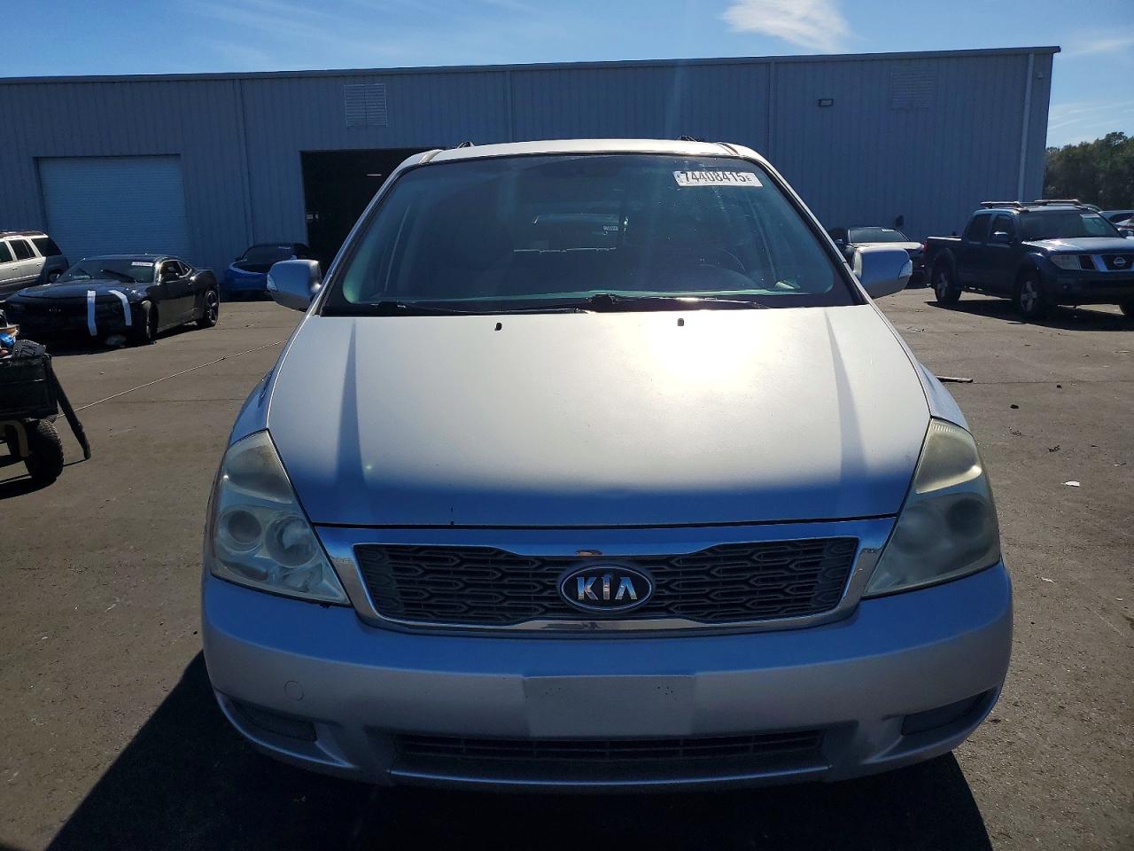 2011 Kia Sedona Lx Серебряный vin: KNDMG4C7XB6375181