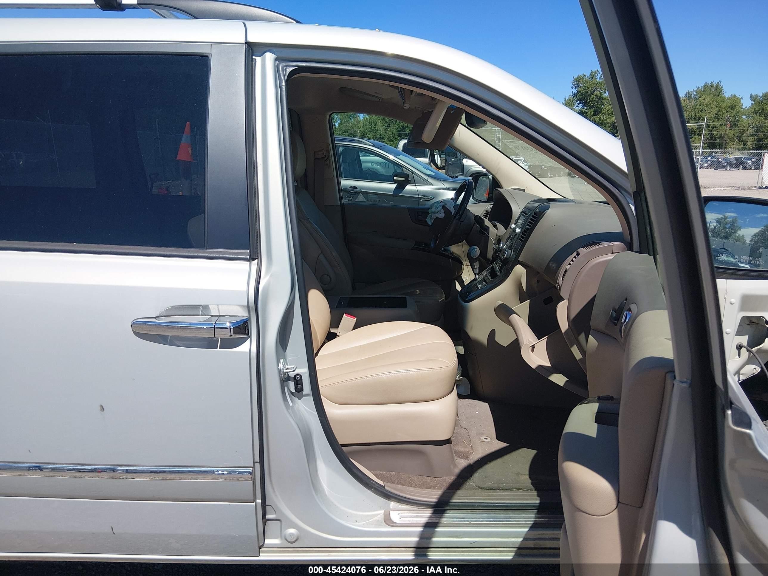 2014 Kia Sedona Ex Silver vin: KNDMH4C76E6565576