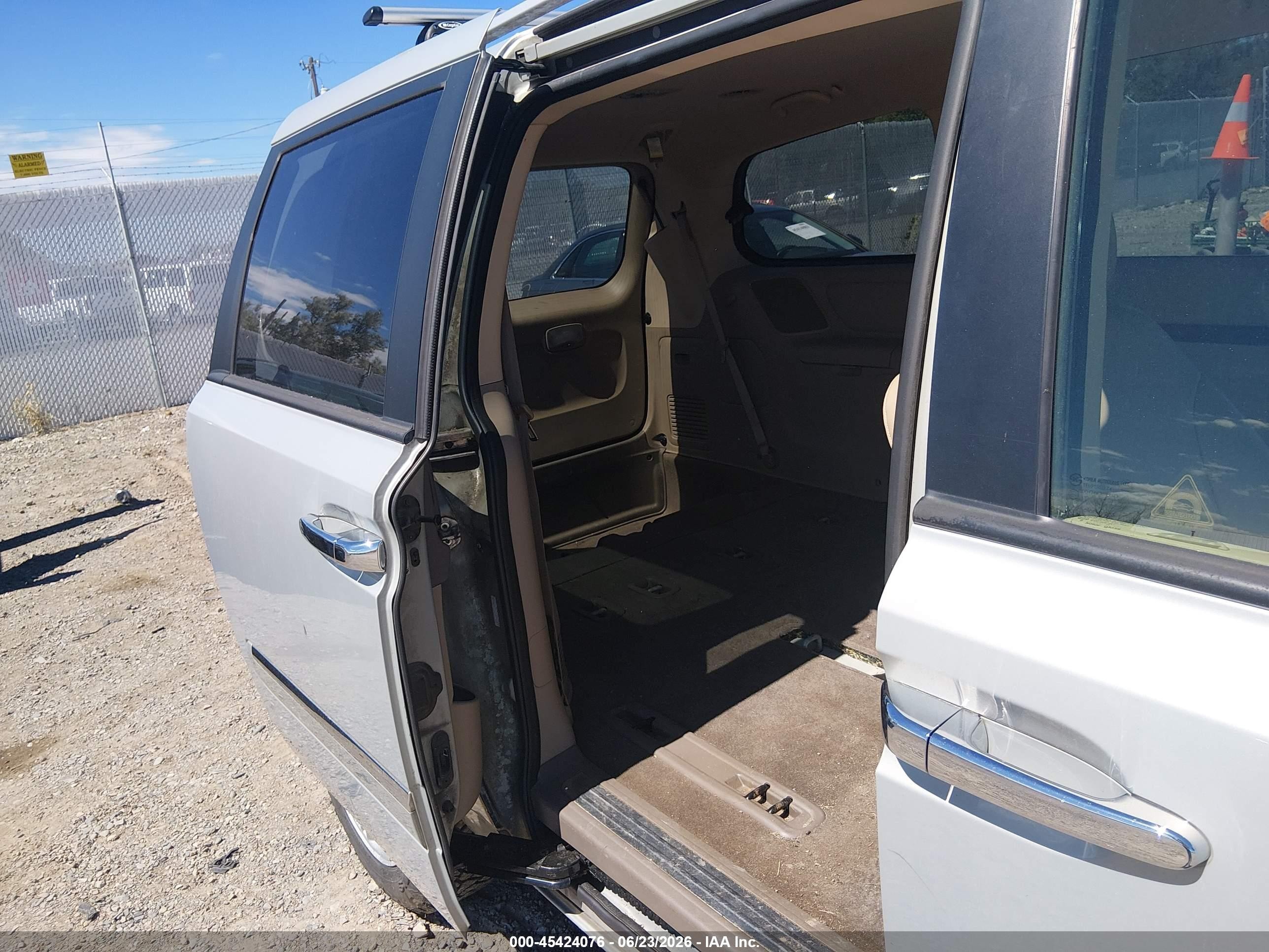2014 Kia Sedona Ex Silver vin: KNDMH4C76E6565576