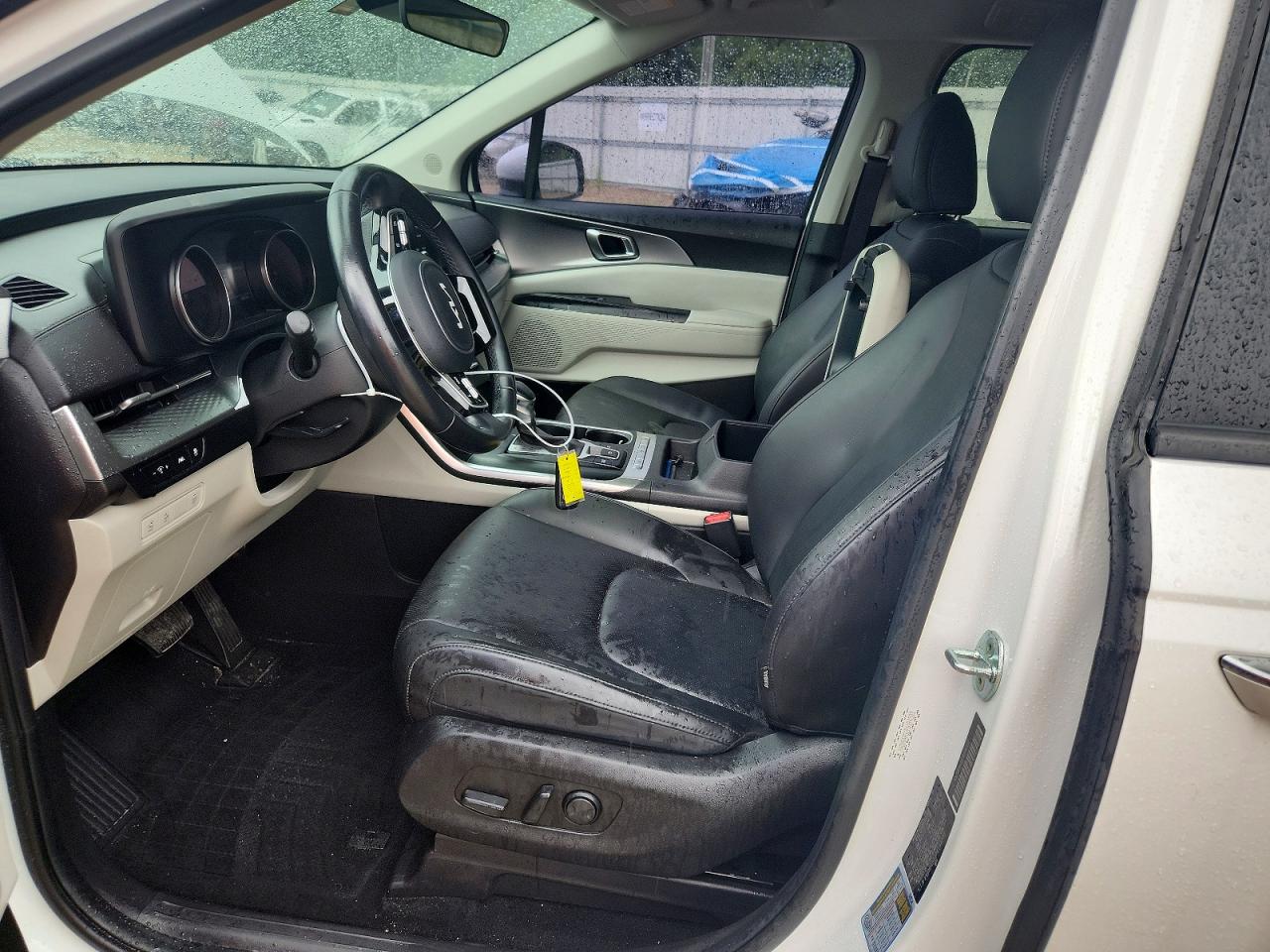 2023 Kia Carnival Lx Белый vin: KNDNB4H32P6194303
