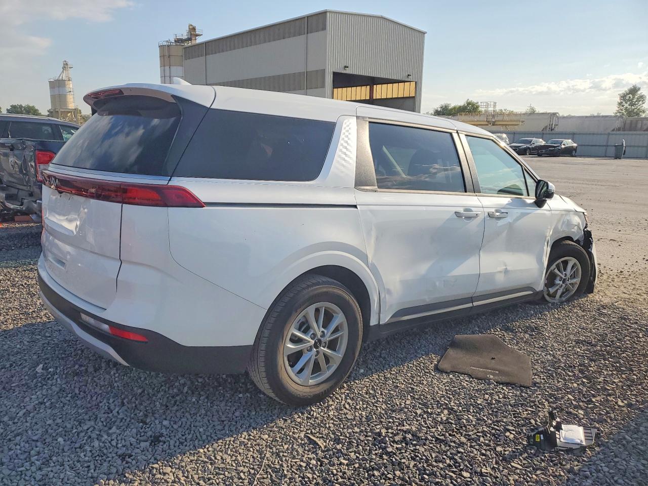 2024 Kia Carnival Lx White vin: KNDNB4H36R6445018