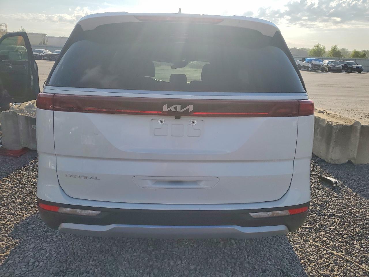 2024 Kia Carnival Lx White vin: KNDNB4H36R6445018