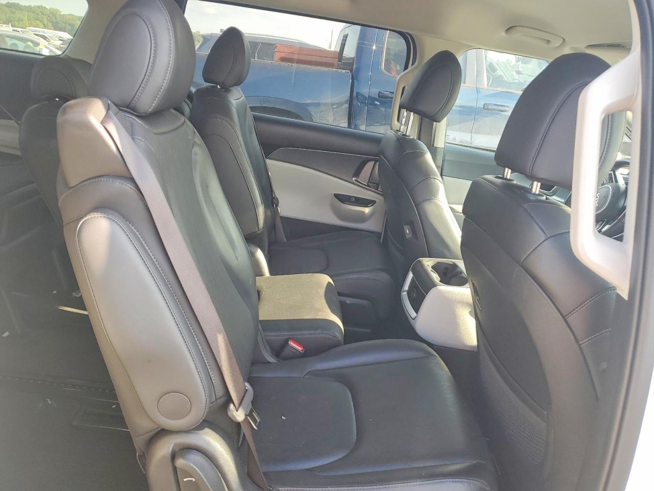2024 Kia Carnival Lx White vin: KNDNB4H36R6445018