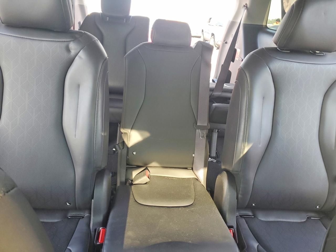 2024 Kia Carnival Lx White vin: KNDNB4H36R6445018