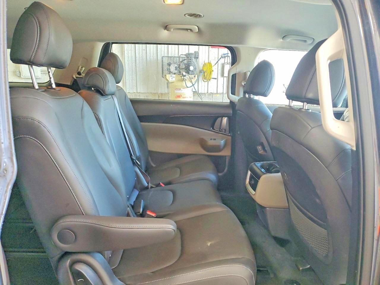 2026 Kia Carnival Lxs Gray vin: KNDNB5K37T6600553
