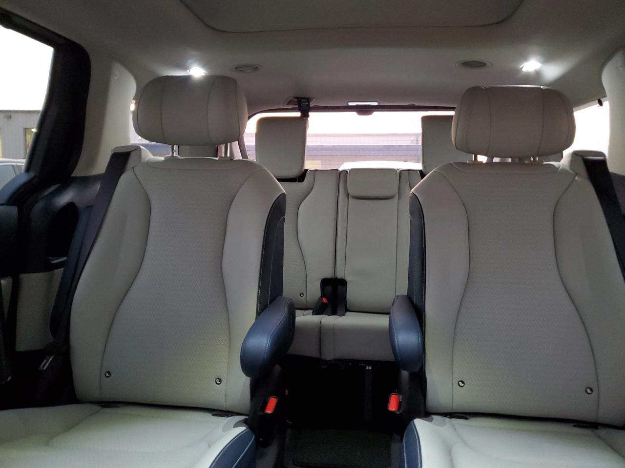 2025 Kia Carnival Sx Серый vin: KNDNE5K38S6479473