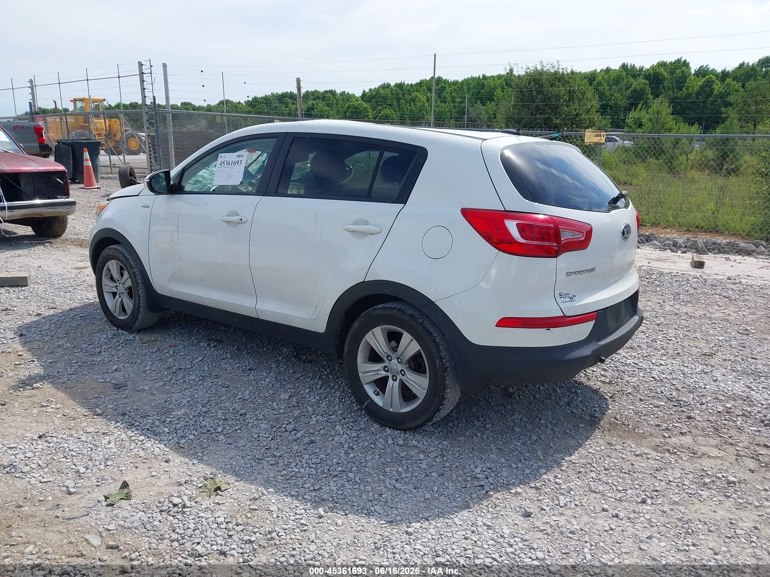 2013 Kia Sportage Lx White vin: KNDPBCA25D7405228