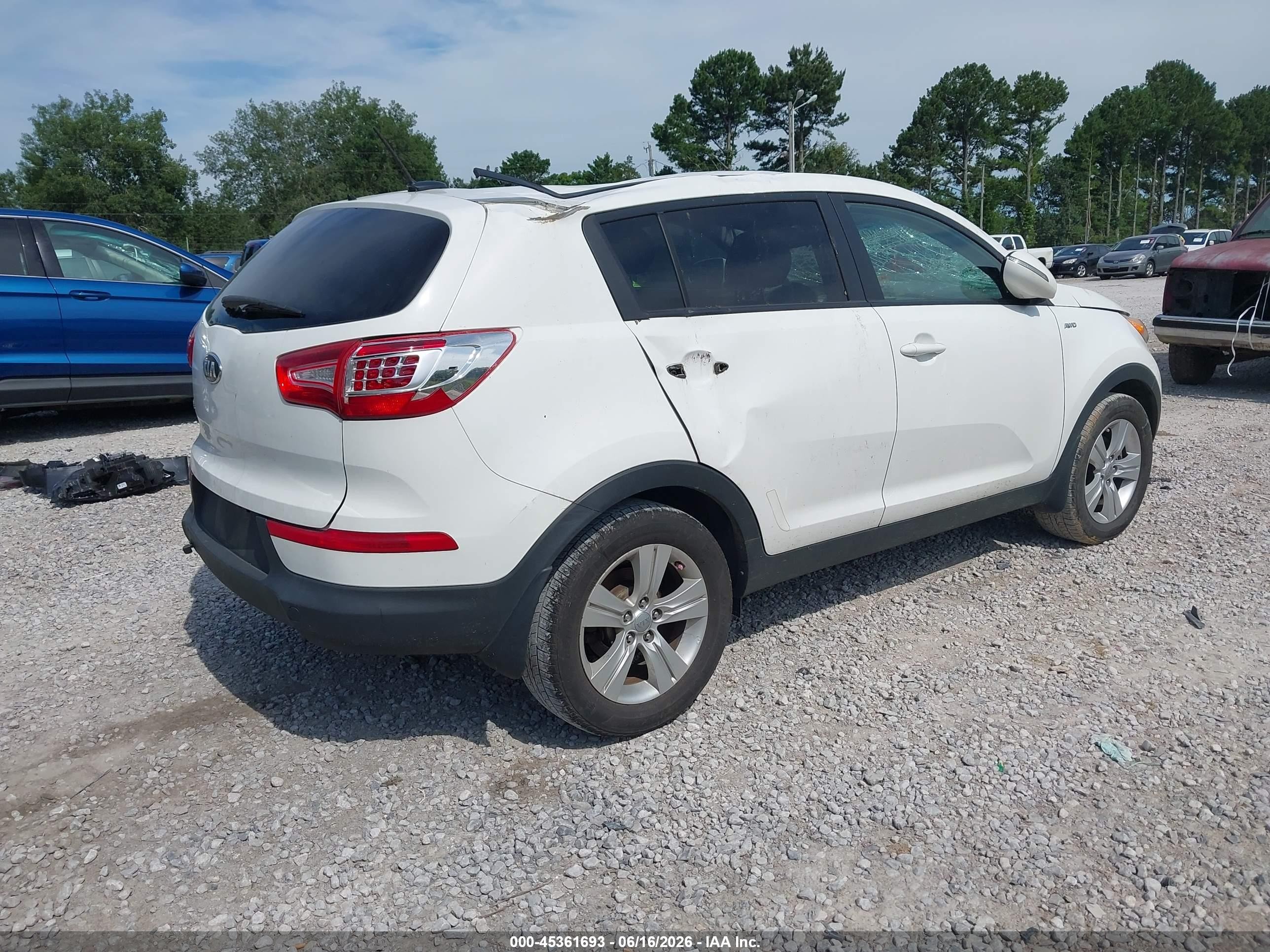 2013 Kia Sportage Lx White vin: KNDPBCA25D7405228