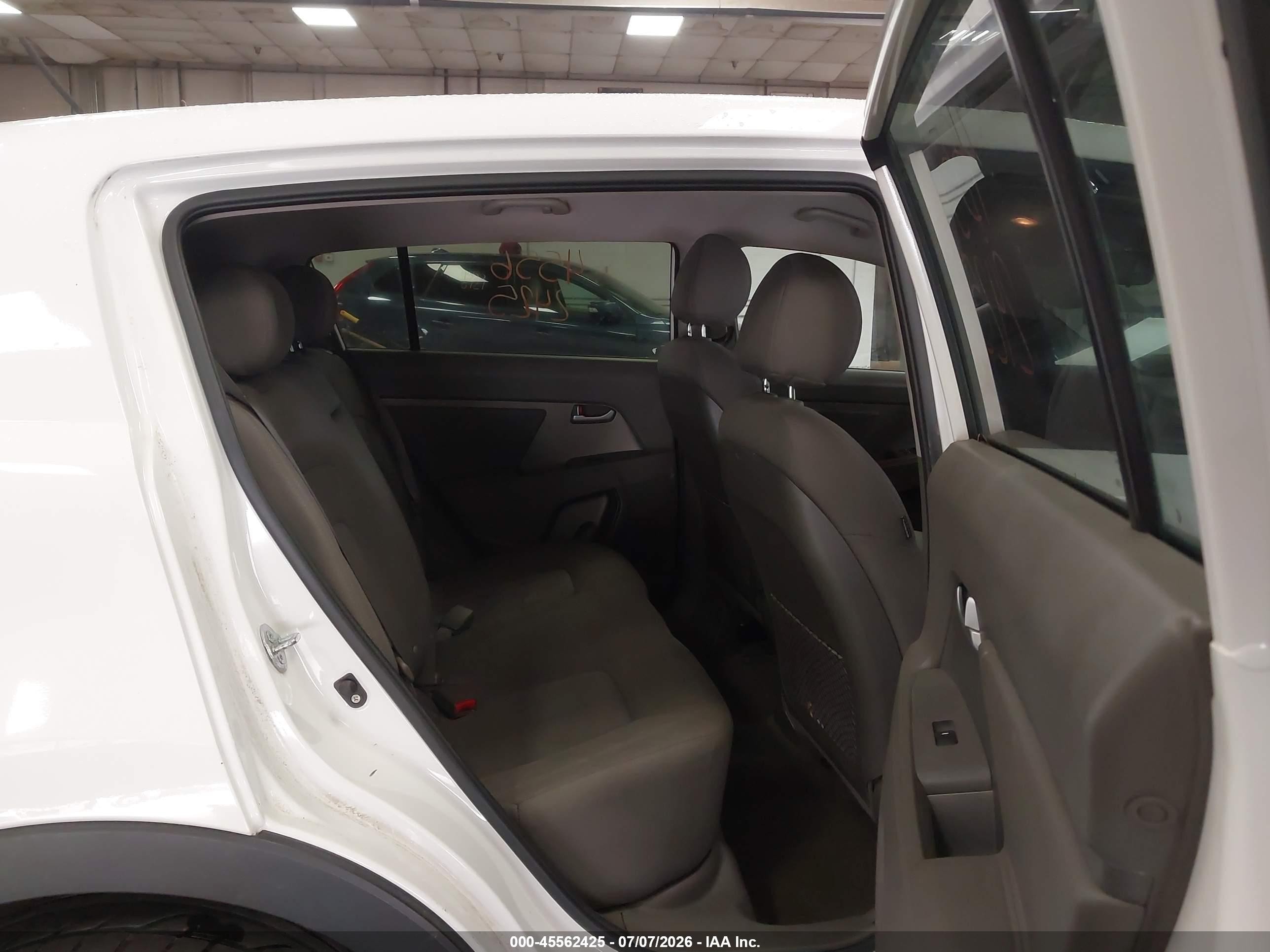 2011 Kia Sportage Lx White vin: KNDPBCA27B7098139