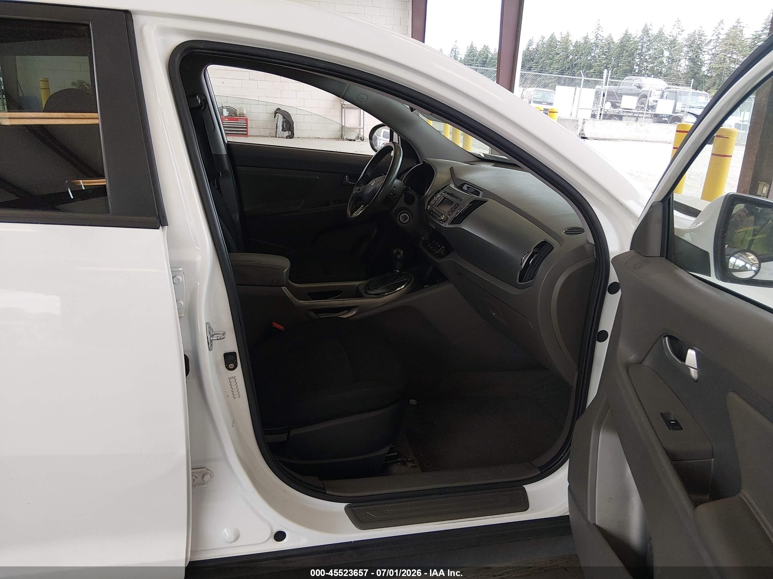 2011 Kia Sportage Lx White vin: KNDPBCA28B7077638