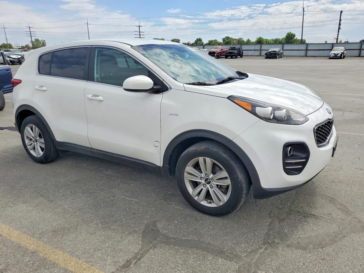 2017 Kia Sportage Lx Белый vin: KNDPMCAC1H7129591