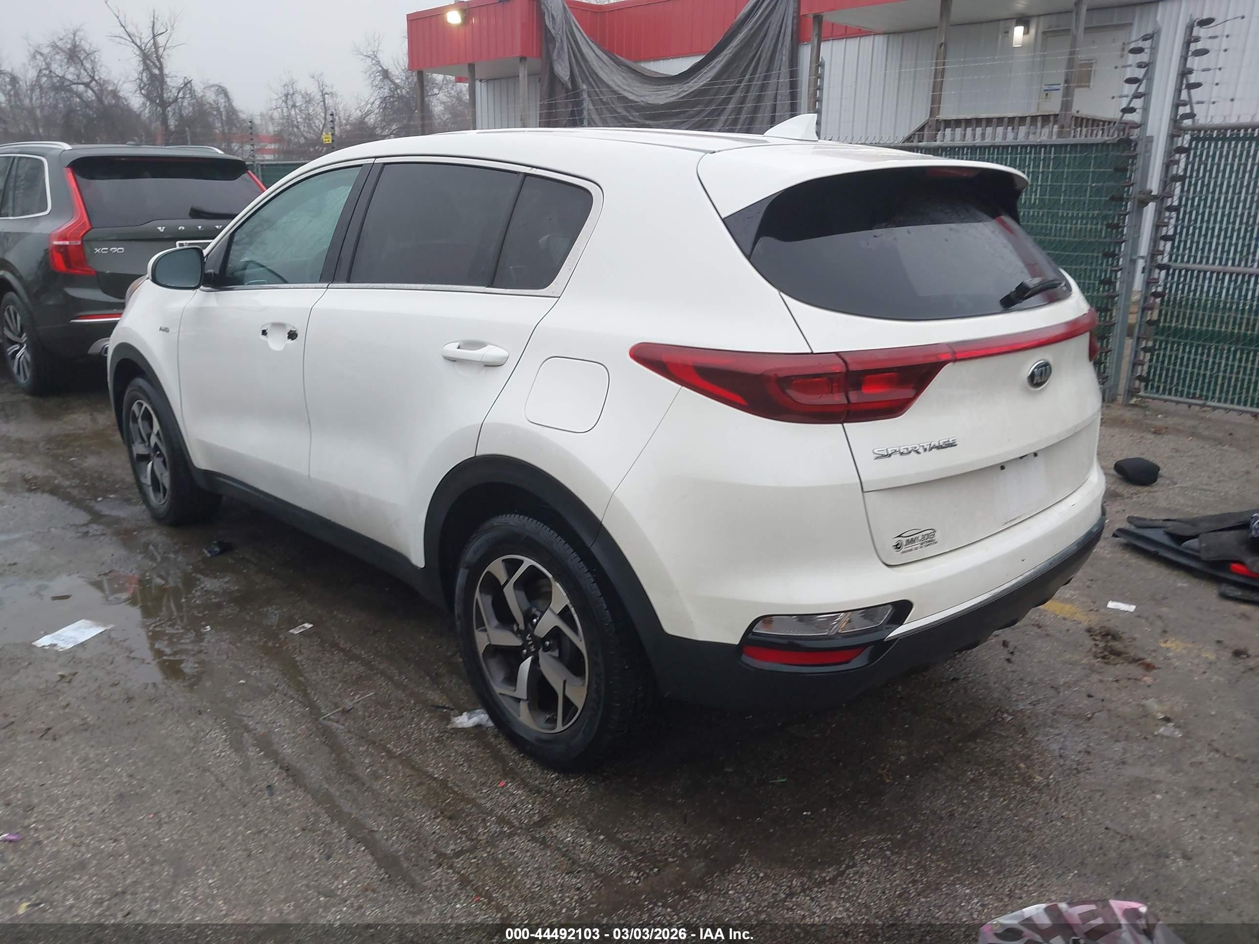 2021 Kia Sportage Lx White vin: KNDPMCAC8M7933610