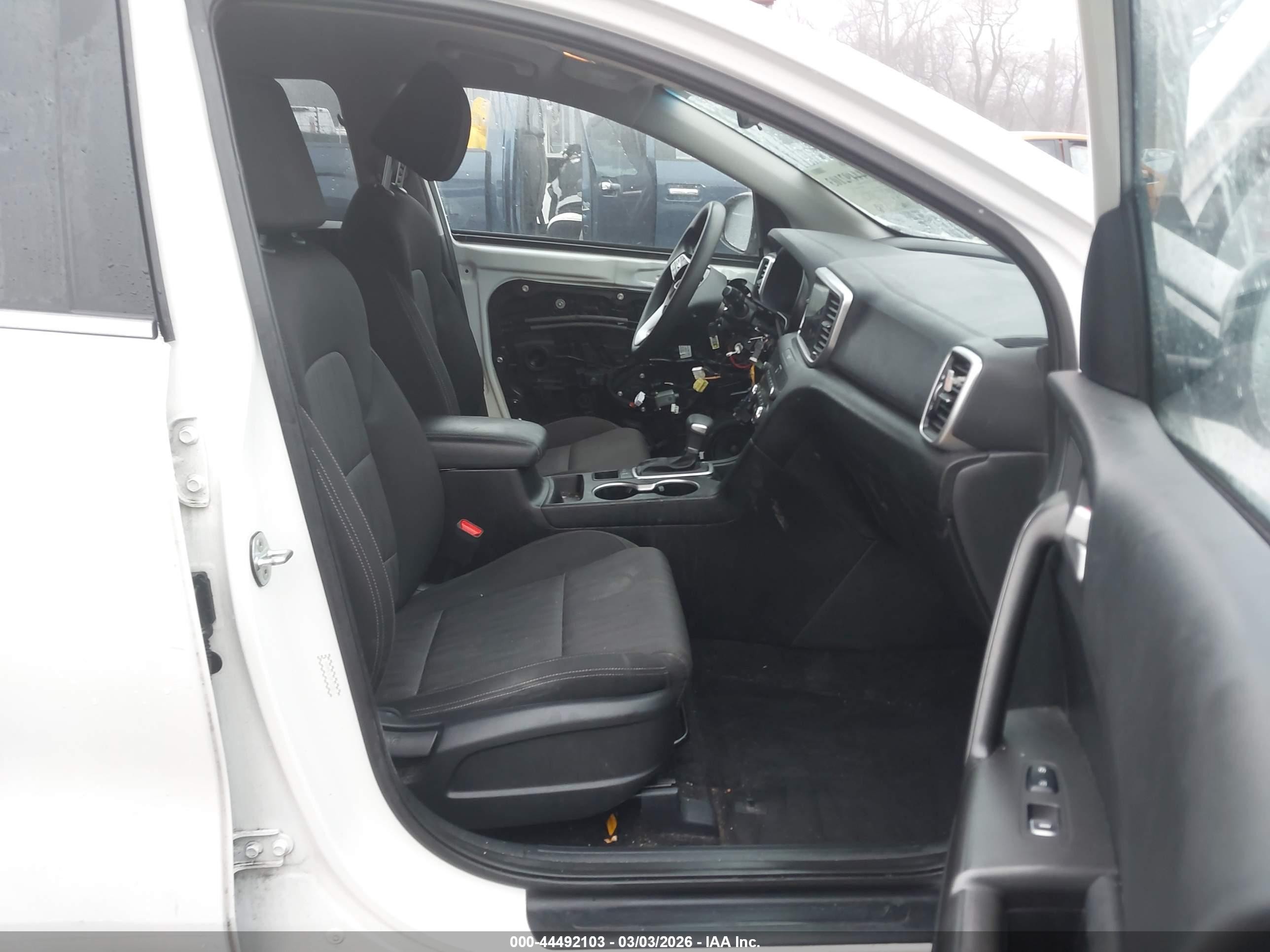 2021 Kia Sportage Lx White vin: KNDPMCAC8M7933610