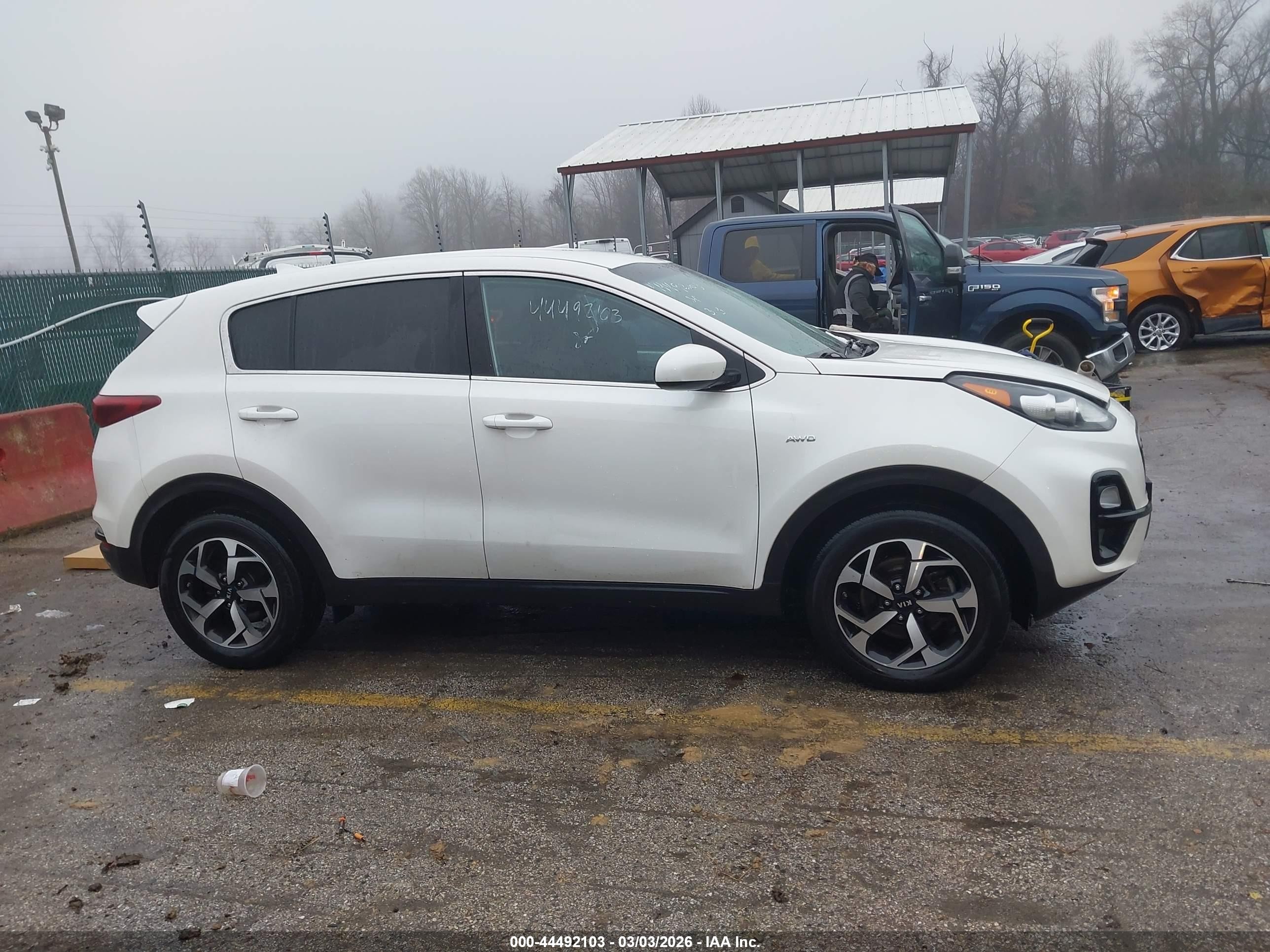 2021 Kia Sportage Lx White vin: KNDPMCAC8M7933610