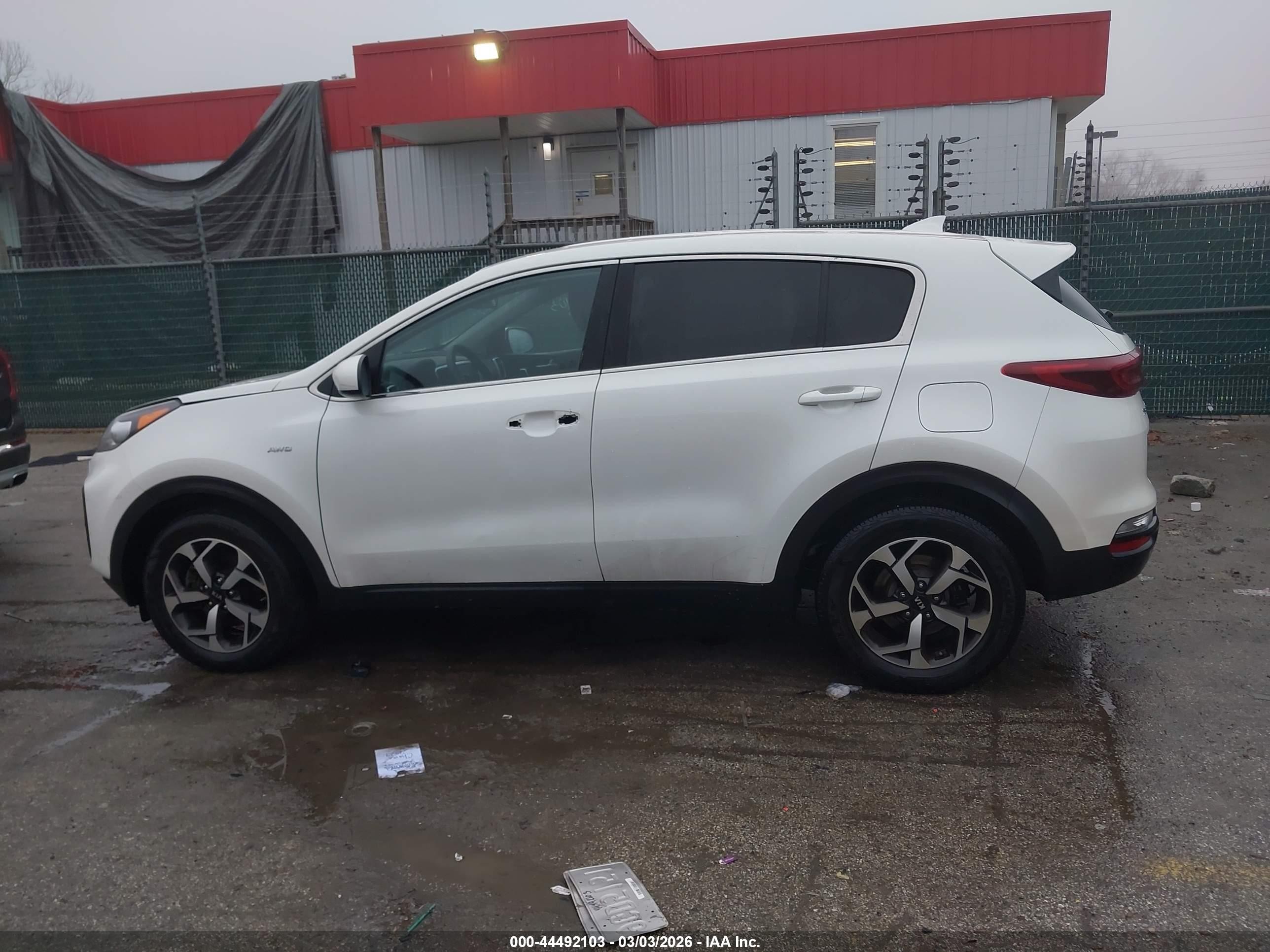 2021 Kia Sportage Lx White vin: KNDPMCAC8M7933610