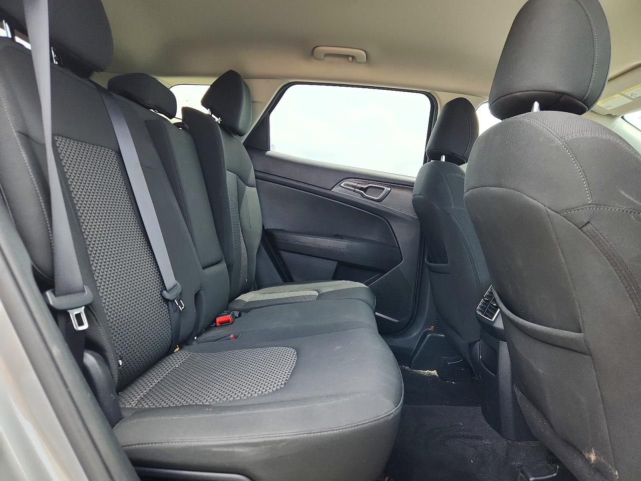 2023 Kia Sportage Lx Silver vin: KNDPUCAF8P7174651