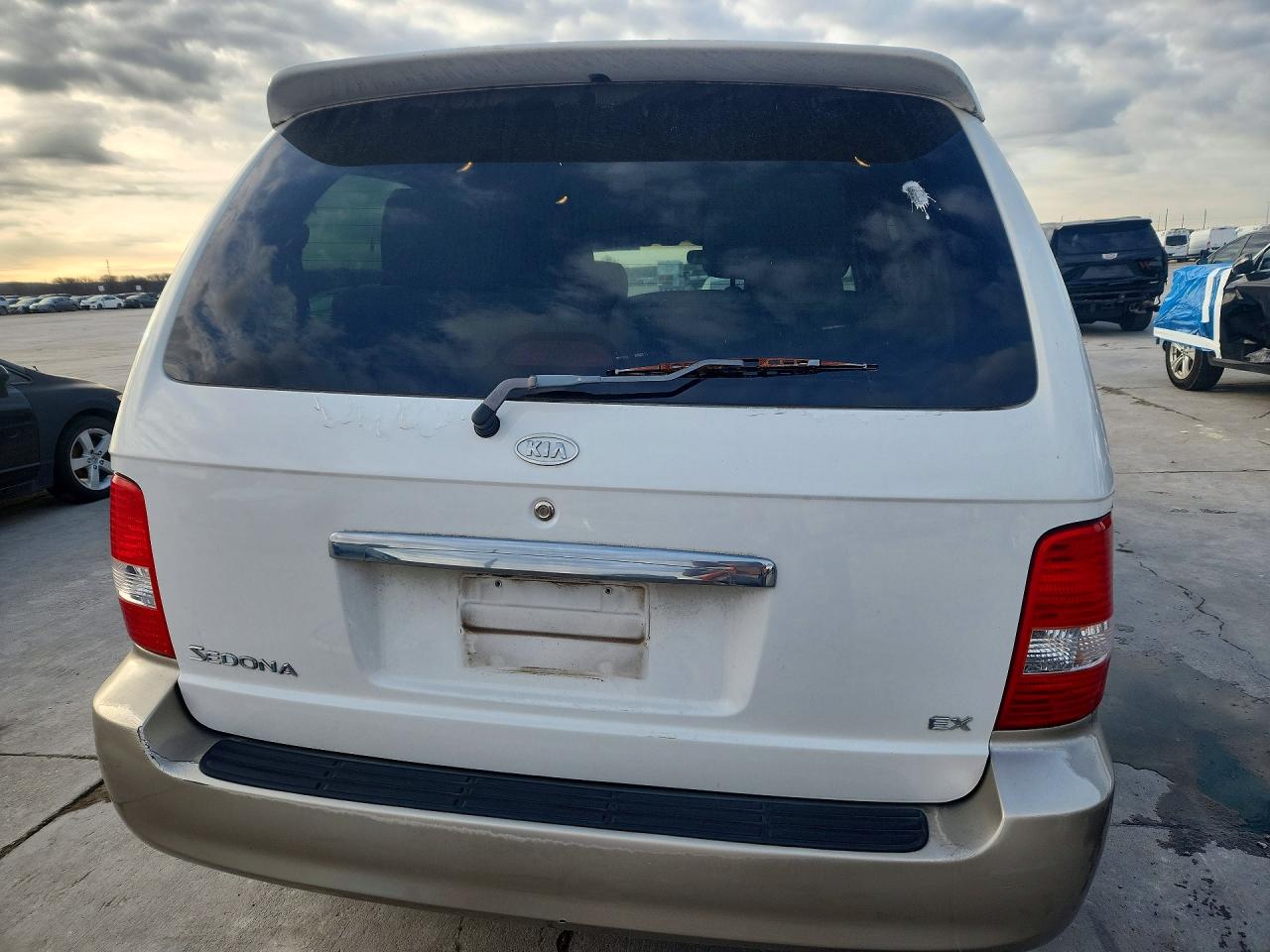 2005 Kia Sedona Lx White vin: KNDUP132156705085