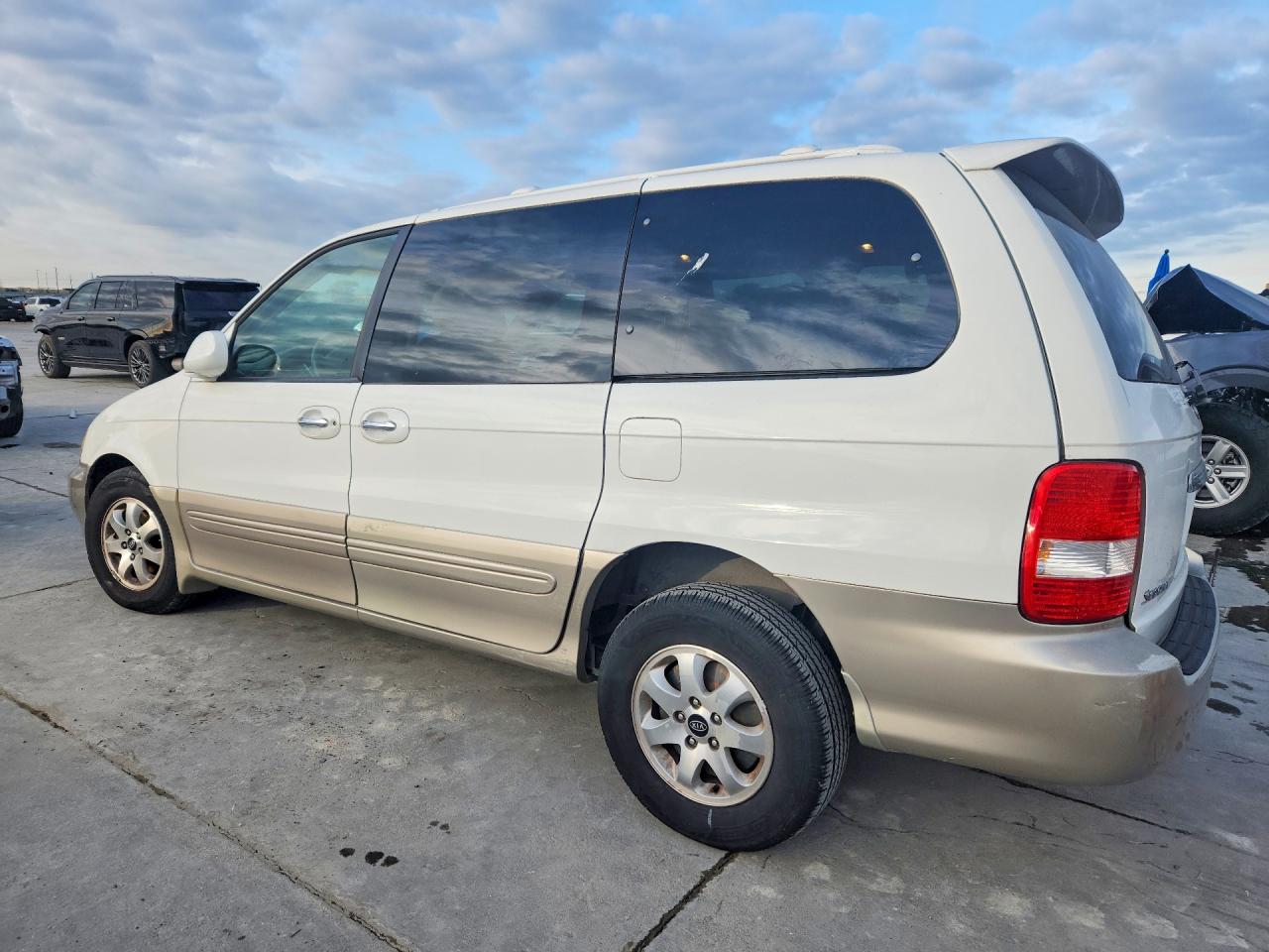 2005 Kia Sedona Lx White vin: KNDUP132156705085