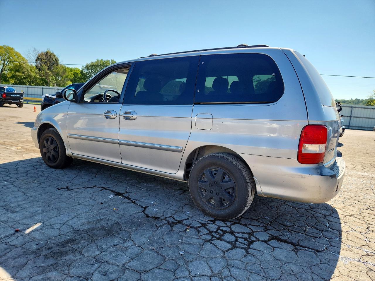 2005 Kia Sedona Lx Silver vin: KNDUP132356711955