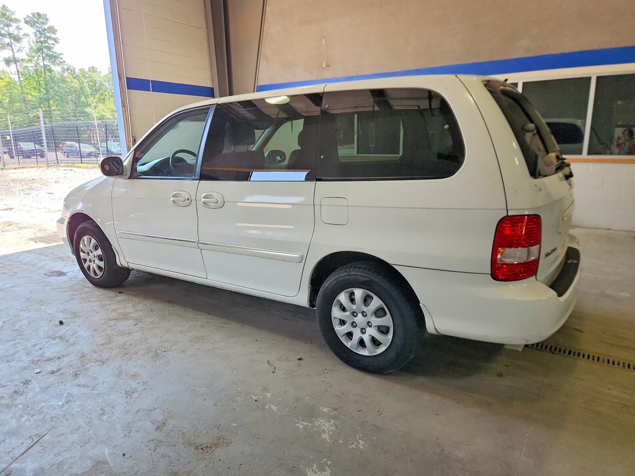 2005 Kia Sedona Lx Белый vin: KNDUP132356746091