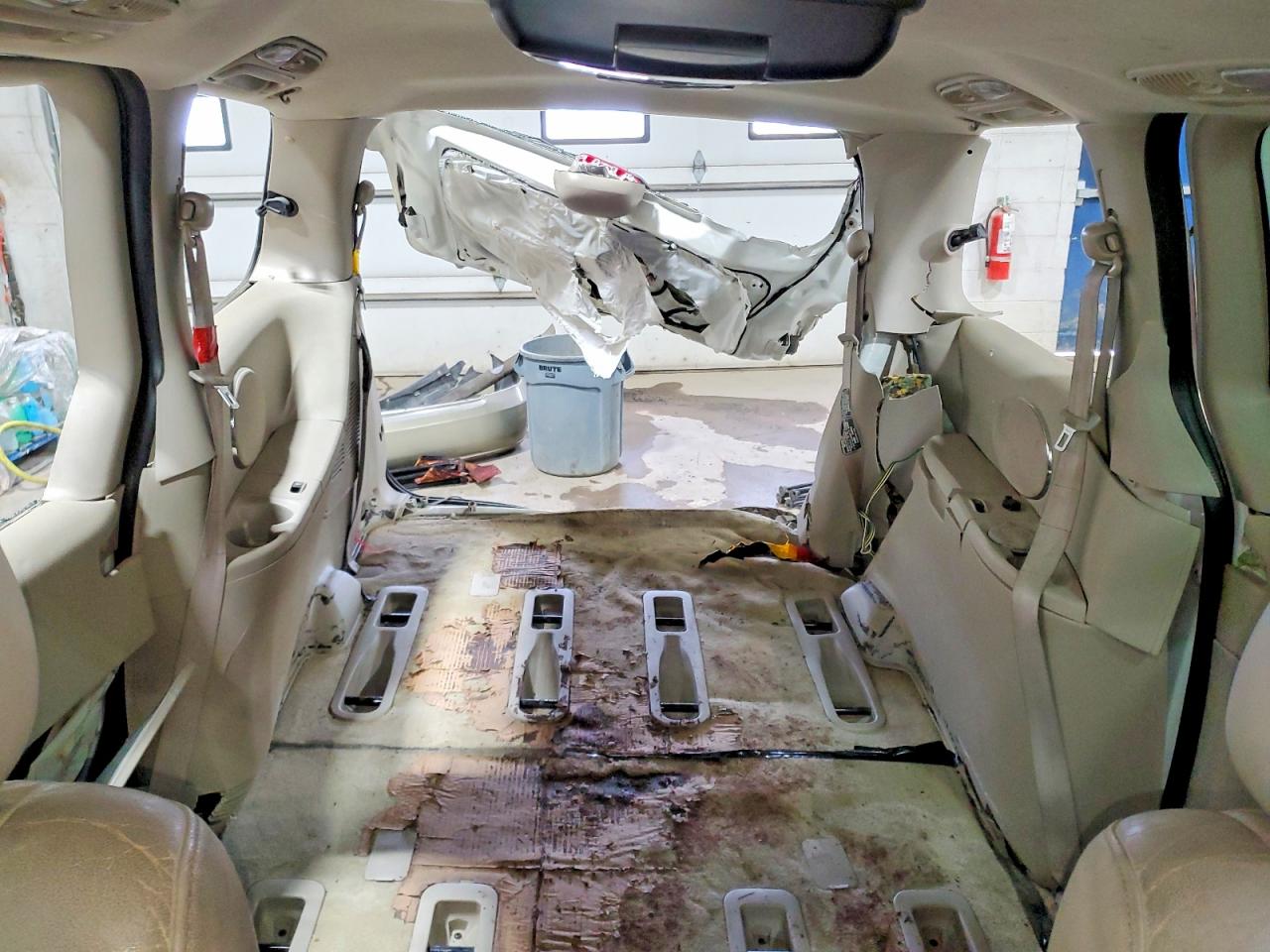 2005 Kia Sedona Lx White vin: KNDUP132456646355