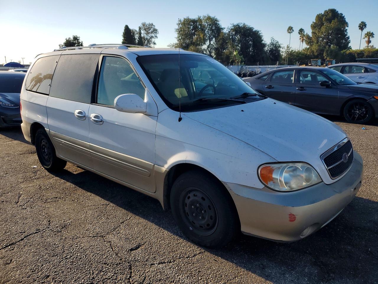 2005 Kia Sedona Lx White vin: KNDUP132656621151